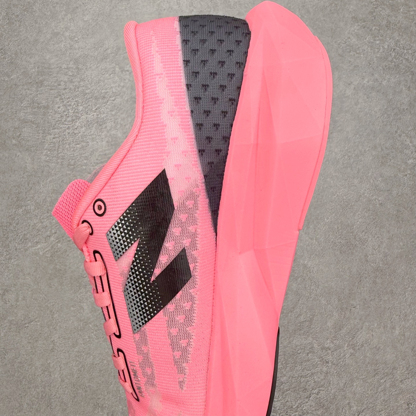 图片[7]-NEW BALANCE Rebel FuelCell Rebel V4 SuperComp Elite 精英版内置碳板 舒适时尚织物减震耐磨低帮马拉松轻量化跑步鞋 NB新百伦于 2019 年夏天首次发布了 Rebel 在制鞋业仍在向强调能量回报的弹力泡沫转变的时候 Rebel 确实是一个叛逆者 快进到 2024 年 Rebel v4 承诺通过重新配制的中底化合物和更高的堆叠高度提供更轻、更有弹性的跑步体验 就像New Balance SC Elite v4一样 Rebel v4 提供了完全重新设计的中底化合物 最新的混合物将 New Balance 专有的 FuelCell 泡沫（TPU 和 EVA 的混合物）与 PEBA 泡沫相结合 带来更弹跳的跑步体验 PEBA是一种超轻 高性能的泡沫 通常出现在镀碳超级鞋中 New Balance Rebel v4、ASICS Novablast 4和Brooks Hyperion Max都是精力充沛的无电镀运动鞋 在速度锻炼和快节奏中大放异彩 这三款鞋都依靠它们的中底泡沫和轻微的摇杆形状来创造一种向前滚动的感觉 而且虽然这些鞋子在堆叠高度和重量方面各不相同 但它们提供了相似的软硬比例 有足够的流行力来加快步伐 尺码：36 37 37.5 38 38.5 39.5 40 40.5 41.5 42 42.5 43 44 45-选品中心