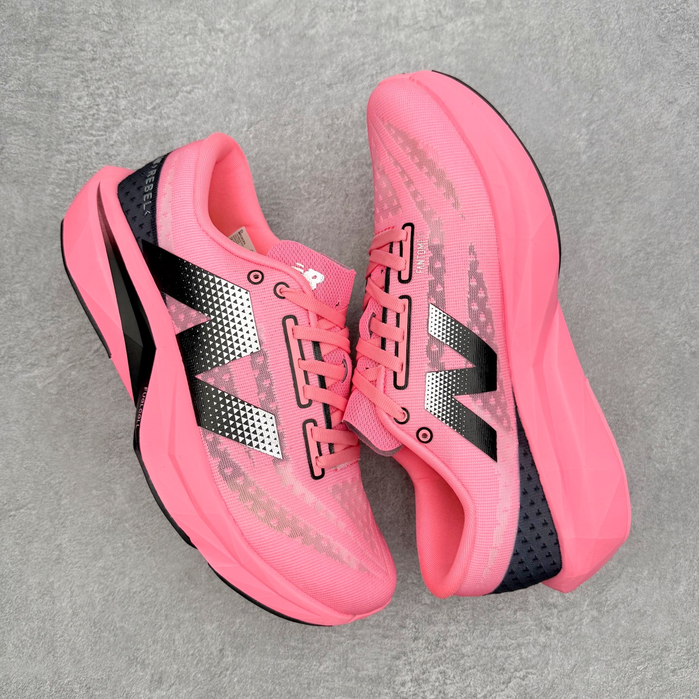 图片[3]-NEW BALANCE Rebel FuelCell Rebel V4 SuperComp Elite 精英版内置碳板 舒适时尚织物减震耐磨低帮马拉松轻量化跑步鞋 NB新百伦于 2019 年夏天首次发布了 Rebel 在制鞋业仍在向强调能量回报的弹力泡沫转变的时候 Rebel 确实是一个叛逆者 快进到 2024 年 Rebel v4 承诺通过重新配制的中底化合物和更高的堆叠高度提供更轻、更有弹性的跑步体验 就像New Balance SC Elite v4一样 Rebel v4 提供了完全重新设计的中底化合物 最新的混合物将 New Balance 专有的 FuelCell 泡沫（TPU 和 EVA 的混合物）与 PEBA 泡沫相结合 带来更弹跳的跑步体验 PEBA是一种超轻 高性能的泡沫 通常出现在镀碳超级鞋中 New Balance Rebel v4、ASICS Novablast 4和Brooks Hyperion Max都是精力充沛的无电镀运动鞋 在速度锻炼和快节奏中大放异彩 这三款鞋都依靠它们的中底泡沫和轻微的摇杆形状来创造一种向前滚动的感觉 而且虽然这些鞋子在堆叠高度和重量方面各不相同 但它们提供了相似的软硬比例 有足够的流行力来加快步伐 尺码：36 37 37.5 38 38.5 39.5 40 40.5 41.5 42 42.5 43 44 45-选品中心