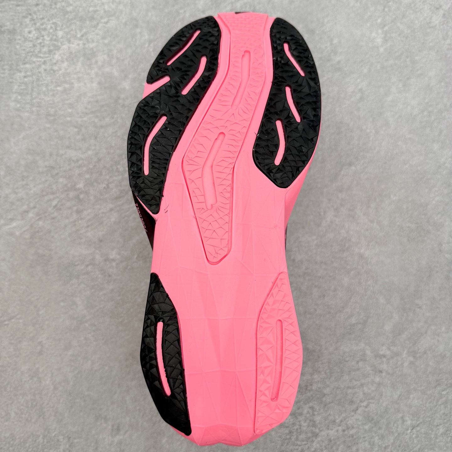 图片[9]-NEW BALANCE Rebel FuelCell Rebel V4 SuperComp Elite 精英版内置碳板 舒适时尚织物减震耐磨低帮马拉松轻量化跑步鞋 NB新百伦于 2019 年夏天首次发布了 Rebel 在制鞋业仍在向强调能量回报的弹力泡沫转变的时候 Rebel 确实是一个叛逆者 快进到 2024 年 Rebel v4 承诺通过重新配制的中底化合物和更高的堆叠高度提供更轻、更有弹性的跑步体验 就像New Balance SC Elite v4一样 Rebel v4 提供了完全重新设计的中底化合物 最新的混合物将 New Balance 专有的 FuelCell 泡沫（TPU 和 EVA 的混合物）与 PEBA 泡沫相结合 带来更弹跳的跑步体验 PEBA是一种超轻 高性能的泡沫 通常出现在镀碳超级鞋中 New Balance Rebel v4、ASICS Novablast 4和Brooks Hyperion Max都是精力充沛的无电镀运动鞋 在速度锻炼和快节奏中大放异彩 这三款鞋都依靠它们的中底泡沫和轻微的摇杆形状来创造一种向前滚动的感觉 而且虽然这些鞋子在堆叠高度和重量方面各不相同 但它们提供了相似的软硬比例 有足够的流行力来加快步伐 尺码：36 37 37.5 38 38.5 39.5 40 40.5 41.5 42 42.5 43 44 45-选品中心