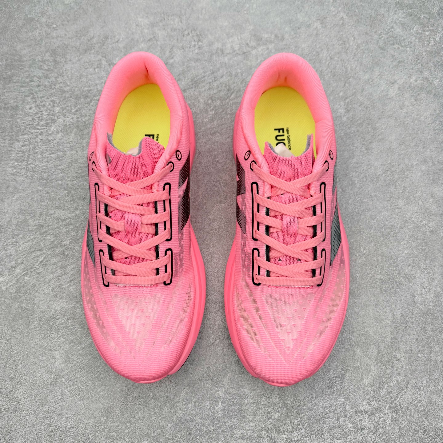 图片[2]-NEW BALANCE Rebel FuelCell Rebel V4 SuperComp Elite 精英版内置碳板 舒适时尚织物减震耐磨低帮马拉松轻量化跑步鞋 NB新百伦于 2019 年夏天首次发布了 Rebel 在制鞋业仍在向强调能量回报的弹力泡沫转变的时候 Rebel 确实是一个叛逆者 快进到 2024 年 Rebel v4 承诺通过重新配制的中底化合物和更高的堆叠高度提供更轻、更有弹性的跑步体验 就像New Balance SC Elite v4一样 Rebel v4 提供了完全重新设计的中底化合物 最新的混合物将 New Balance 专有的 FuelCell 泡沫（TPU 和 EVA 的混合物）与 PEBA 泡沫相结合 带来更弹跳的跑步体验 PEBA是一种超轻 高性能的泡沫 通常出现在镀碳超级鞋中 New Balance Rebel v4、ASICS Novablast 4和Brooks Hyperion Max都是精力充沛的无电镀运动鞋 在速度锻炼和快节奏中大放异彩 这三款鞋都依靠它们的中底泡沫和轻微的摇杆形状来创造一种向前滚动的感觉 而且虽然这些鞋子在堆叠高度和重量方面各不相同 但它们提供了相似的软硬比例 有足够的流行力来加快步伐 尺码：36 37 37.5 38 38.5 39.5 40 40.5 41.5 42 42.5 43 44 45-选品中心