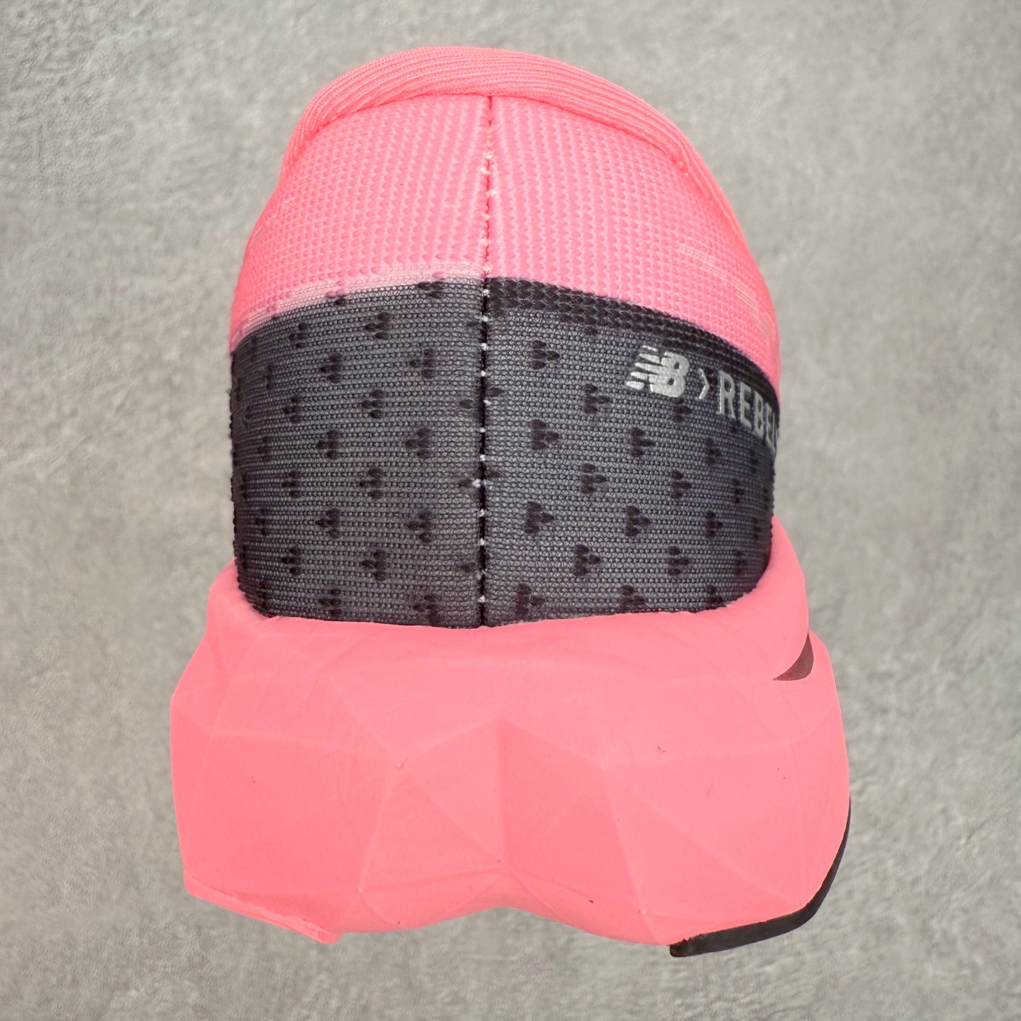 图片[8]-NEW BALANCE Rebel FuelCell Rebel V4 SuperComp Elite 精英版内置碳板 舒适时尚织物减震耐磨低帮马拉松轻量化跑步鞋 NB新百伦于 2019 年夏天首次发布了 Rebel 在制鞋业仍在向强调能量回报的弹力泡沫转变的时候 Rebel 确实是一个叛逆者 快进到 2024 年 Rebel v4 承诺通过重新配制的中底化合物和更高的堆叠高度提供更轻、更有弹性的跑步体验 就像New Balance SC Elite v4一样 Rebel v4 提供了完全重新设计的中底化合物 最新的混合物将 New Balance 专有的 FuelCell 泡沫（TPU 和 EVA 的混合物）与 PEBA 泡沫相结合 带来更弹跳的跑步体验 PEBA是一种超轻 高性能的泡沫 通常出现在镀碳超级鞋中 New Balance Rebel v4、ASICS Novablast 4和Brooks Hyperion Max都是精力充沛的无电镀运动鞋 在速度锻炼和快节奏中大放异彩 这三款鞋都依靠它们的中底泡沫和轻微的摇杆形状来创造一种向前滚动的感觉 而且虽然这些鞋子在堆叠高度和重量方面各不相同 但它们提供了相似的软硬比例 有足够的流行力来加快步伐 尺码：36 37 37.5 38 38.5 39.5 40 40.5 41.5 42 42.5 43 44 45-选品中心