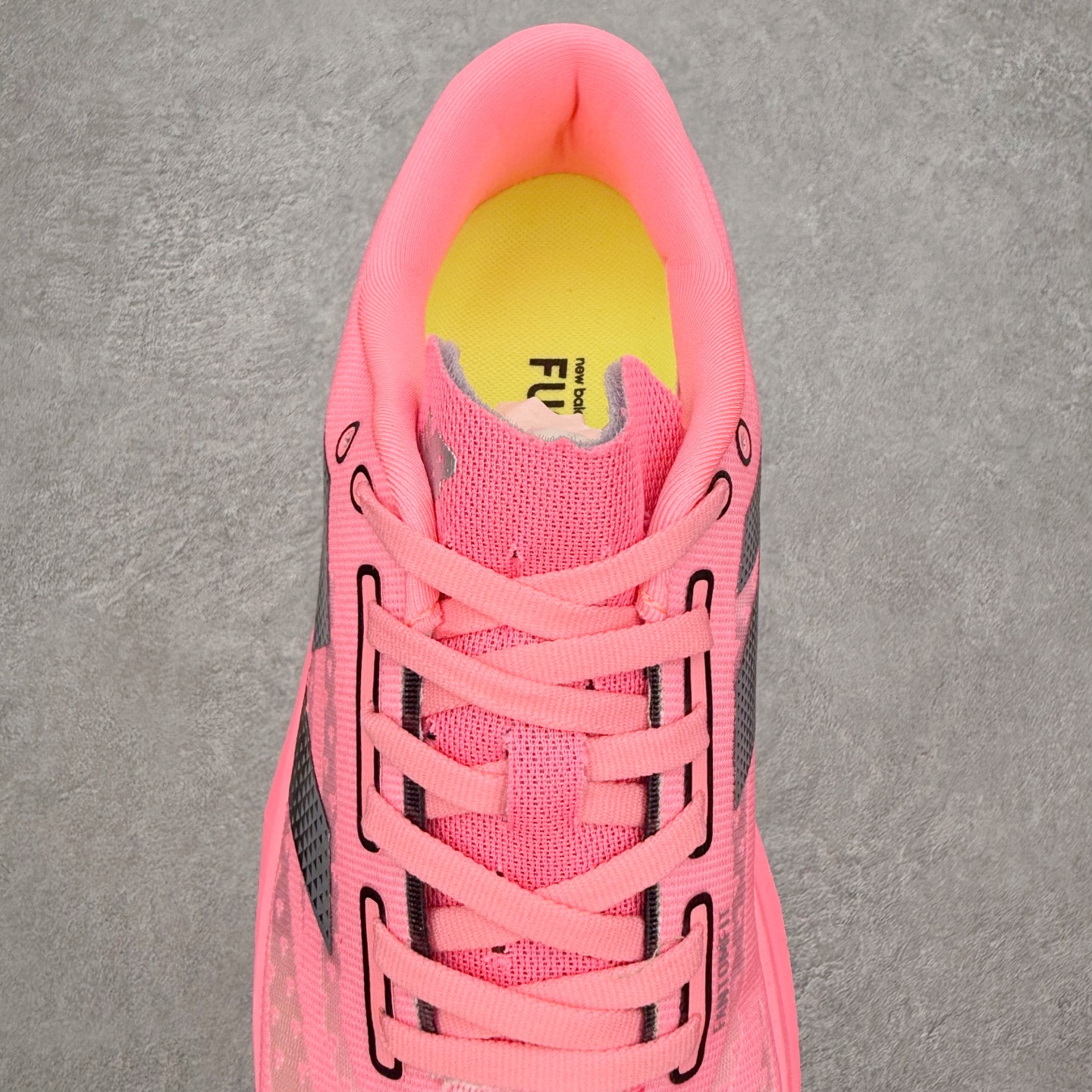 图片[5]-NEW BALANCE Rebel FuelCell Rebel V4 SuperComp Elite 精英版内置碳板 舒适时尚织物减震耐磨低帮马拉松轻量化跑步鞋 NB新百伦于 2019 年夏天首次发布了 Rebel 在制鞋业仍在向强调能量回报的弹力泡沫转变的时候 Rebel 确实是一个叛逆者 快进到 2024 年 Rebel v4 承诺通过重新配制的中底化合物和更高的堆叠高度提供更轻、更有弹性的跑步体验 就像New Balance SC Elite v4一样 Rebel v4 提供了完全重新设计的中底化合物 最新的混合物将 New Balance 专有的 FuelCell 泡沫（TPU 和 EVA 的混合物）与 PEBA 泡沫相结合 带来更弹跳的跑步体验 PEBA是一种超轻 高性能的泡沫 通常出现在镀碳超级鞋中 New Balance Rebel v4、ASICS Novablast 4和Brooks Hyperion Max都是精力充沛的无电镀运动鞋 在速度锻炼和快节奏中大放异彩 这三款鞋都依靠它们的中底泡沫和轻微的摇杆形状来创造一种向前滚动的感觉 而且虽然这些鞋子在堆叠高度和重量方面各不相同 但它们提供了相似的软硬比例 有足够的流行力来加快步伐 尺码：36 37 37.5 38 38.5 39.5 40 40.5 41.5 42 42.5 43 44 45-选品中心