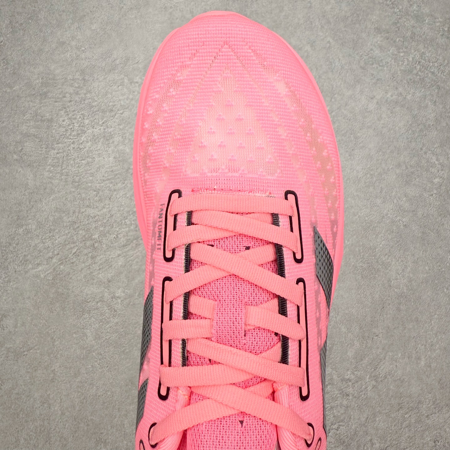 图片[4]-NEW BALANCE Rebel FuelCell Rebel V4 SuperComp Elite 精英版内置碳板 舒适时尚织物减震耐磨低帮马拉松轻量化跑步鞋 NB新百伦于 2019 年夏天首次发布了 Rebel 在制鞋业仍在向强调能量回报的弹力泡沫转变的时候 Rebel 确实是一个叛逆者 快进到 2024 年 Rebel v4 承诺通过重新配制的中底化合物和更高的堆叠高度提供更轻、更有弹性的跑步体验 就像New Balance SC Elite v4一样 Rebel v4 提供了完全重新设计的中底化合物 最新的混合物将 New Balance 专有的 FuelCell 泡沫（TPU 和 EVA 的混合物）与 PEBA 泡沫相结合 带来更弹跳的跑步体验 PEBA是一种超轻 高性能的泡沫 通常出现在镀碳超级鞋中 New Balance Rebel v4、ASICS Novablast 4和Brooks Hyperion Max都是精力充沛的无电镀运动鞋 在速度锻炼和快节奏中大放异彩 这三款鞋都依靠它们的中底泡沫和轻微的摇杆形状来创造一种向前滚动的感觉 而且虽然这些鞋子在堆叠高度和重量方面各不相同 但它们提供了相似的软硬比例 有足够的流行力来加快步伐 尺码：36 37 37.5 38 38.5 39.5 40 40.5 41.5 42 42.5 43 44 45-选品中心