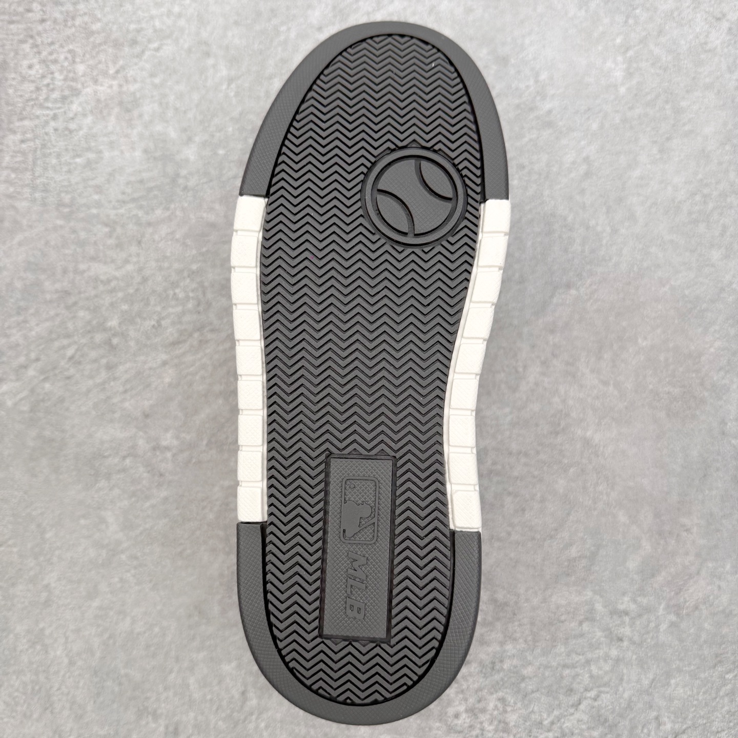 图片[9]-MLB Chunky Liner Basic 复古印花学长鞋系列低帮轻量增高厚底百搭休闲运动慢跑鞋板鞋 Korea韩国联名NY美国榄球纽约洋基队限定 韩国代购专供 全套原楦原纸板原厂数据开发 正确中底拉帮中底网布细节 平台代购专供 左脚内置芯片 韩国代购吊牌标贴 独家一比一RB+MD组合大底 高频后跟小人Logo精准对位立体饱满 正确网布加超迁鞋面 转印中底走线紧密 转印Logo工艺表层防刮不掉色 尺码：35 36 36.5 37.5 38 38.5 39 40 40.5 41 42 42.5 43 44 45-选品中心