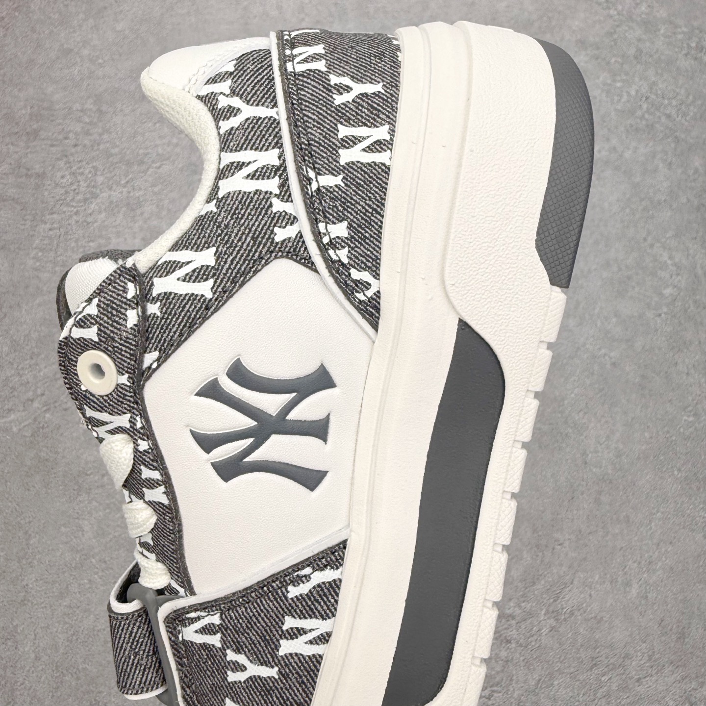 图片[7]-MLB Chunky Liner Basic 复古印花学长鞋系列低帮轻量增高厚底百搭休闲运动慢跑鞋板鞋 Korea韩国联名NY美国榄球纽约洋基队限定 韩国代购专供 全套原楦原纸板原厂数据开发 正确中底拉帮中底网布细节 平台代购专供 左脚内置芯片 韩国代购吊牌标贴 独家一比一RB+MD组合大底 高频后跟小人Logo精准对位立体饱满 正确网布加超迁鞋面 转印中底走线紧密 转印Logo工艺表层防刮不掉色 尺码：35 36 36.5 37.5 38 38.5 39 40 40.5 41 42 42.5 43 44 45-选品中心