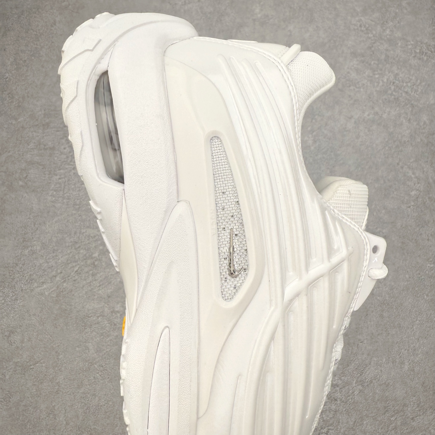 图片[6]-＃纯原 NOCTA x NK Hot Step 2 Air Terra 联名款减震耐磨机能篮球鞋 DZ7293-100 鞋面造型有很强的线条感 电镀元素贯穿鞋身 以其鲜明的色调 为街头时尚注入了一股新鲜活力 这款鞋的设计灵感来源于篮球场上的激情与活力 鞋身采用亮眼的颜色覆盖 搭配上黑色和白色的细节点缀 形成了强烈的视觉冲击 让人一眼就难以忘怀 不仅仅是一双鞋 它是一种态度 一种对生活充满热情的态度 无论是在夜晚的街头漫步 还是在篮球场上的激烈对抗 它都能让你成为众人焦点 尺码：40 40.5 41 42 42.5 43 44 44.5 45 46 47.5 48.5-选品中心