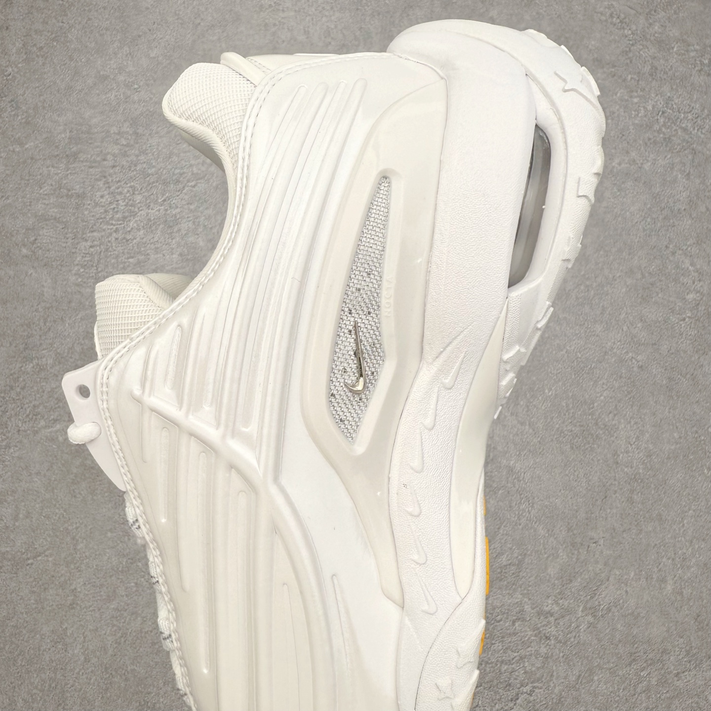 图片[7]-＃纯原 NOCTA x NK Hot Step 2 Air Terra 联名款减震耐磨机能篮球鞋 DZ7293-100 鞋面造型有很强的线条感 电镀元素贯穿鞋身 以其鲜明的色调 为街头时尚注入了一股新鲜活力 这款鞋的设计灵感来源于篮球场上的激情与活力 鞋身采用亮眼的颜色覆盖 搭配上黑色和白色的细节点缀 形成了强烈的视觉冲击 让人一眼就难以忘怀 不仅仅是一双鞋 它是一种态度 一种对生活充满热情的态度 无论是在夜晚的街头漫步 还是在篮球场上的激烈对抗 它都能让你成为众人焦点 尺码：40 40.5 41 42 42.5 43 44 44.5 45 46 47.5 48.5-选品中心