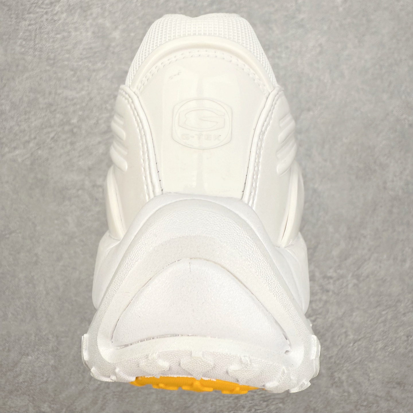 图片[8]-＃纯原 NOCTA x NK Hot Step 2 Air Terra 联名款减震耐磨机能篮球鞋 DZ7293-100 鞋面造型有很强的线条感 电镀元素贯穿鞋身 以其鲜明的色调 为街头时尚注入了一股新鲜活力 这款鞋的设计灵感来源于篮球场上的激情与活力 鞋身采用亮眼的颜色覆盖 搭配上黑色和白色的细节点缀 形成了强烈的视觉冲击 让人一眼就难以忘怀 不仅仅是一双鞋 它是一种态度 一种对生活充满热情的态度 无论是在夜晚的街头漫步 还是在篮球场上的激烈对抗 它都能让你成为众人焦点 尺码：40 40.5 41 42 42.5 43 44 44.5 45 46 47.5 48.5-选品中心