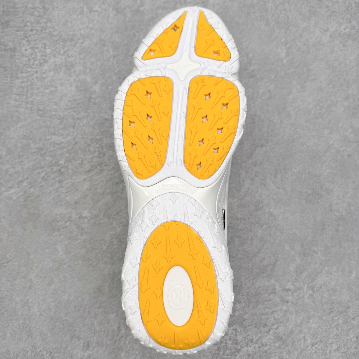 图片[9]-＃纯原 NOCTA x NK Hot Step 2 Air Terra 联名款减震耐磨机能篮球鞋 DZ7293-100 鞋面造型有很强的线条感 电镀元素贯穿鞋身 以其鲜明的色调 为街头时尚注入了一股新鲜活力 这款鞋的设计灵感来源于篮球场上的激情与活力 鞋身采用亮眼的颜色覆盖 搭配上黑色和白色的细节点缀 形成了强烈的视觉冲击 让人一眼就难以忘怀 不仅仅是一双鞋 它是一种态度 一种对生活充满热情的态度 无论是在夜晚的街头漫步 还是在篮球场上的激烈对抗 它都能让你成为众人焦点 尺码：40 40.5 41 42 42.5 43 44 44.5 45 46 47.5 48.5-选品中心