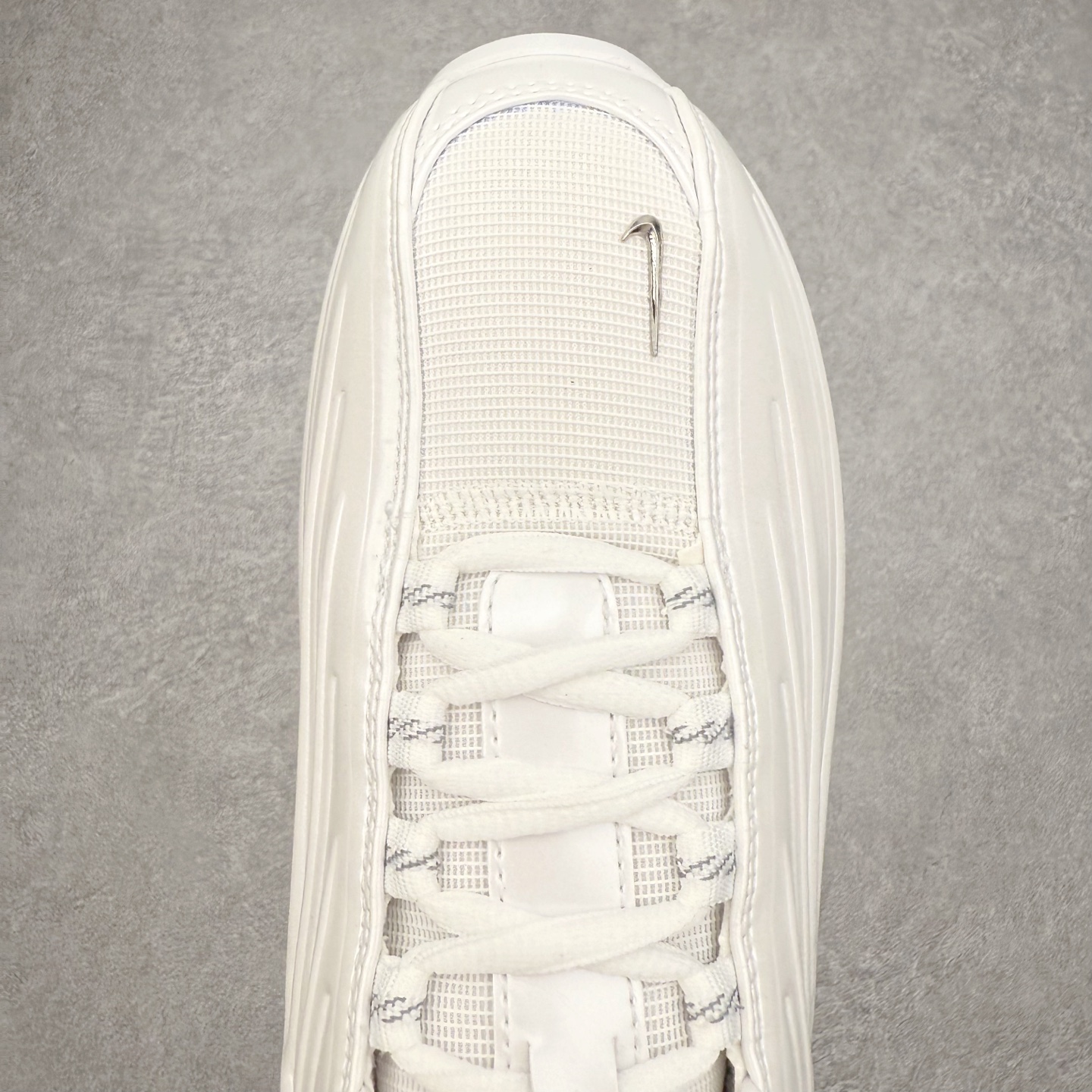 图片[4]-＃纯原 NOCTA x NK Hot Step 2 Air Terra 联名款减震耐磨机能篮球鞋 DZ7293-100 鞋面造型有很强的线条感 电镀元素贯穿鞋身 以其鲜明的色调 为街头时尚注入了一股新鲜活力 这款鞋的设计灵感来源于篮球场上的激情与活力 鞋身采用亮眼的颜色覆盖 搭配上黑色和白色的细节点缀 形成了强烈的视觉冲击 让人一眼就难以忘怀 不仅仅是一双鞋 它是一种态度 一种对生活充满热情的态度 无论是在夜晚的街头漫步 还是在篮球场上的激烈对抗 它都能让你成为众人焦点 尺码：40 40.5 41 42 42.5 43 44 44.5 45 46 47.5 48.5-选品中心