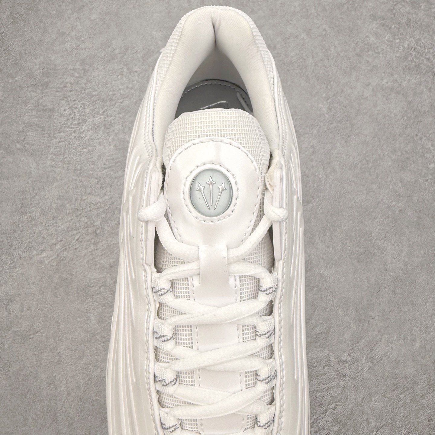 图片[5]-＃纯原 NOCTA x NK Hot Step 2 Air Terra 联名款减震耐磨机能篮球鞋 DZ7293-100 鞋面造型有很强的线条感 电镀元素贯穿鞋身 以其鲜明的色调 为街头时尚注入了一股新鲜活力 这款鞋的设计灵感来源于篮球场上的激情与活力 鞋身采用亮眼的颜色覆盖 搭配上黑色和白色的细节点缀 形成了强烈的视觉冲击 让人一眼就难以忘怀 不仅仅是一双鞋 它是一种态度 一种对生活充满热情的态度 无论是在夜晚的街头漫步 还是在篮球场上的激烈对抗 它都能让你成为众人焦点 尺码：40 40.5 41 42 42.5 43 44 44.5 45 46 47.5 48.5-选品中心