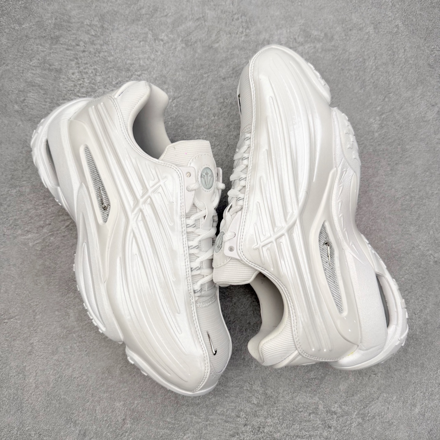 图片[3]-＃纯原 NOCTA x NK Hot Step 2 Air Terra 联名款减震耐磨机能篮球鞋 DZ7293-100 鞋面造型有很强的线条感 电镀元素贯穿鞋身 以其鲜明的色调 为街头时尚注入了一股新鲜活力 这款鞋的设计灵感来源于篮球场上的激情与活力 鞋身采用亮眼的颜色覆盖 搭配上黑色和白色的细节点缀 形成了强烈的视觉冲击 让人一眼就难以忘怀 不仅仅是一双鞋 它是一种态度 一种对生活充满热情的态度 无论是在夜晚的街头漫步 还是在篮球场上的激烈对抗 它都能让你成为众人焦点 尺码：40 40.5 41 42 42.5 43 44 44.5 45 46 47.5 48.5-选品中心