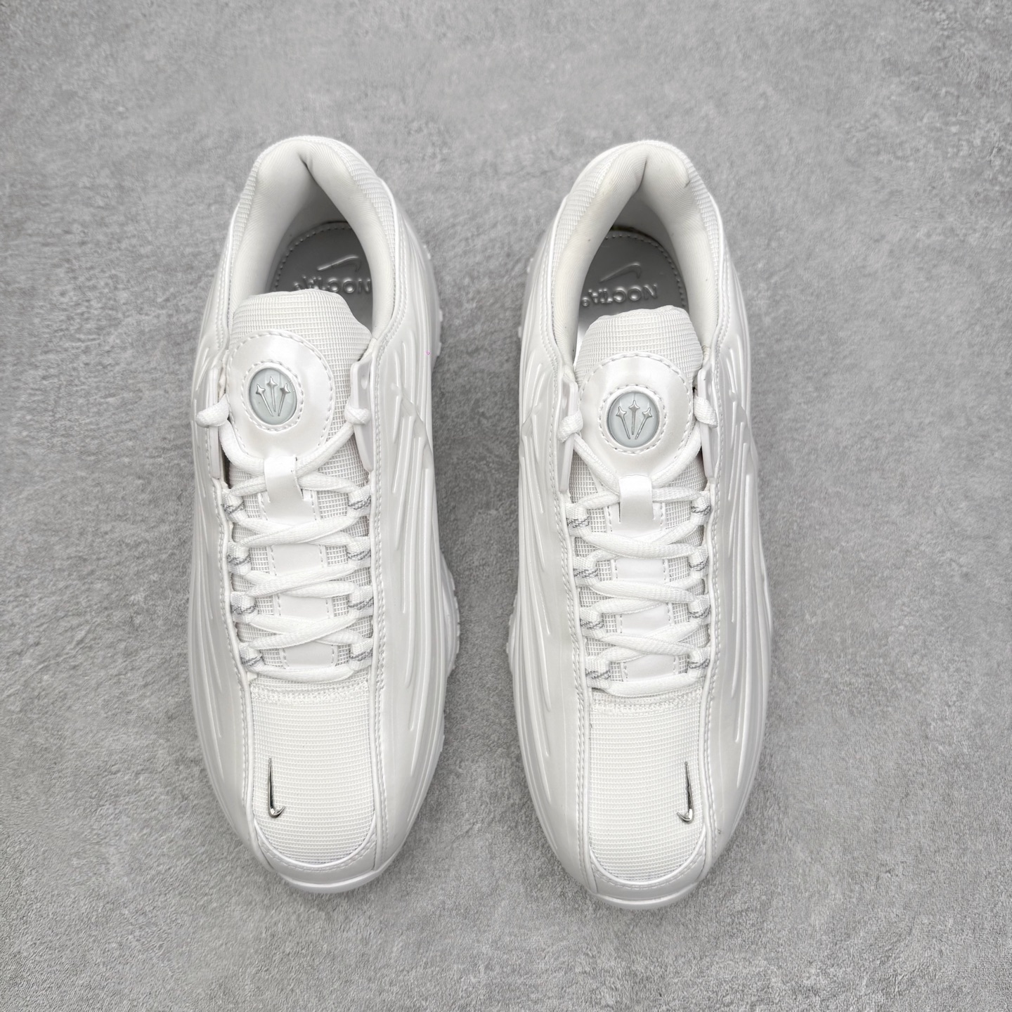 图片[2]-＃纯原 NOCTA x NK Hot Step 2 Air Terra 联名款减震耐磨机能篮球鞋 DZ7293-100 鞋面造型有很强的线条感 电镀元素贯穿鞋身 以其鲜明的色调 为街头时尚注入了一股新鲜活力 这款鞋的设计灵感来源于篮球场上的激情与活力 鞋身采用亮眼的颜色覆盖 搭配上黑色和白色的细节点缀 形成了强烈的视觉冲击 让人一眼就难以忘怀 不仅仅是一双鞋 它是一种态度 一种对生活充满热情的态度 无论是在夜晚的街头漫步 还是在篮球场上的激烈对抗 它都能让你成为众人焦点 尺码：40 40.5 41 42 42.5 43 44 44.5 45 46 47.5 48.5-选品中心