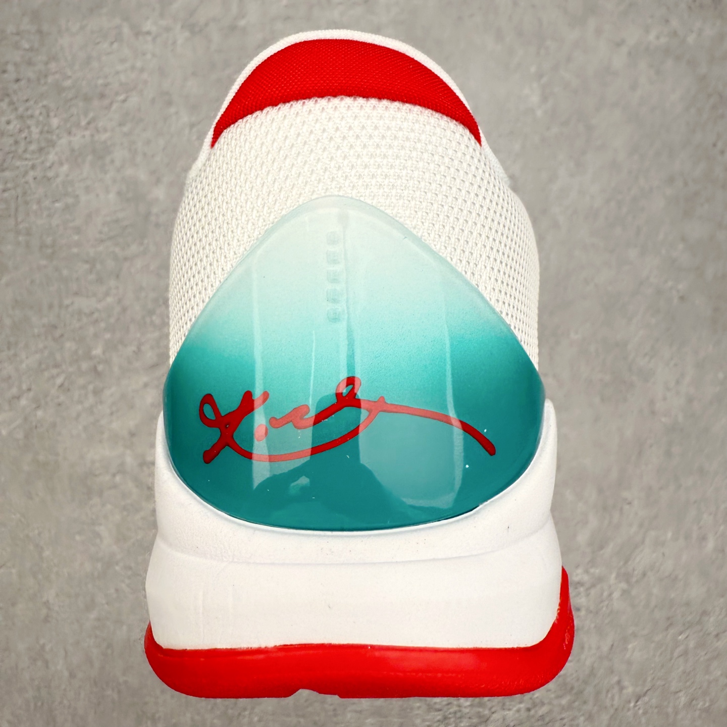 图片[8]-NK Zoom Kobe 5 Protro 科比五代实战篮球鞋 马年定制CYN配色 Eric Avar 这一次在设计中将轻盈发挥到了极致 鞋面采用了更加轻盈、更加强韧的创新的Flywire 2.0技术 球鞋重量更加轻质 重量仅为10.6盎司 内靴设计也使得穿着更加舒适 中底的配置则依日是可靠的zoom气垫和碳板的搭配 外底有个小细节令人十分喜欢 将纹路做成了心电图状 寓意科比对于篮球的喜爱 尺码：40 40.5 41 42 42.5 43 44 44.5 45 46-选品中心