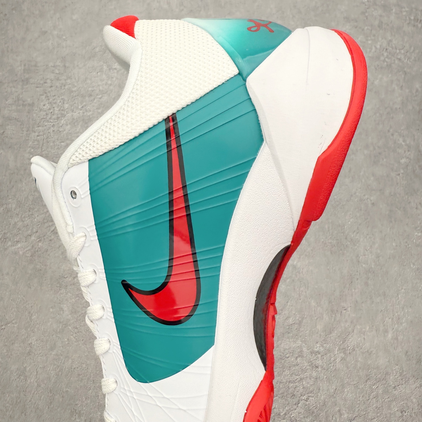 图片[7]-NK Zoom Kobe 5 Protro 科比五代实战篮球鞋 马年定制CYN配色 Eric Avar 这一次在设计中将轻盈发挥到了极致 鞋面采用了更加轻盈、更加强韧的创新的Flywire 2.0技术 球鞋重量更加轻质 重量仅为10.6盎司 内靴设计也使得穿着更加舒适 中底的配置则依日是可靠的zoom气垫和碳板的搭配 外底有个小细节令人十分喜欢 将纹路做成了心电图状 寓意科比对于篮球的喜爱 尺码：40 40.5 41 42 42.5 43 44 44.5 45 46-选品中心