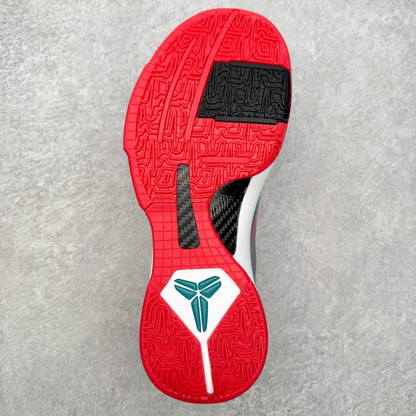 图片[9]-NK Zoom Kobe 5 Protro 科比五代实战篮球鞋 马年定制CYN配色 Eric Avar 这一次在设计中将轻盈发挥到了极致 鞋面采用了更加轻盈、更加强韧的创新的Flywire 2.0技术 球鞋重量更加轻质 重量仅为10.6盎司 内靴设计也使得穿着更加舒适 中底的配置则依日是可靠的zoom气垫和碳板的搭配 外底有个小细节令人十分喜欢 将纹路做成了心电图状 寓意科比对于篮球的喜爱 尺码：40 40.5 41 42 42.5 43 44 44.5 45 46-选品中心