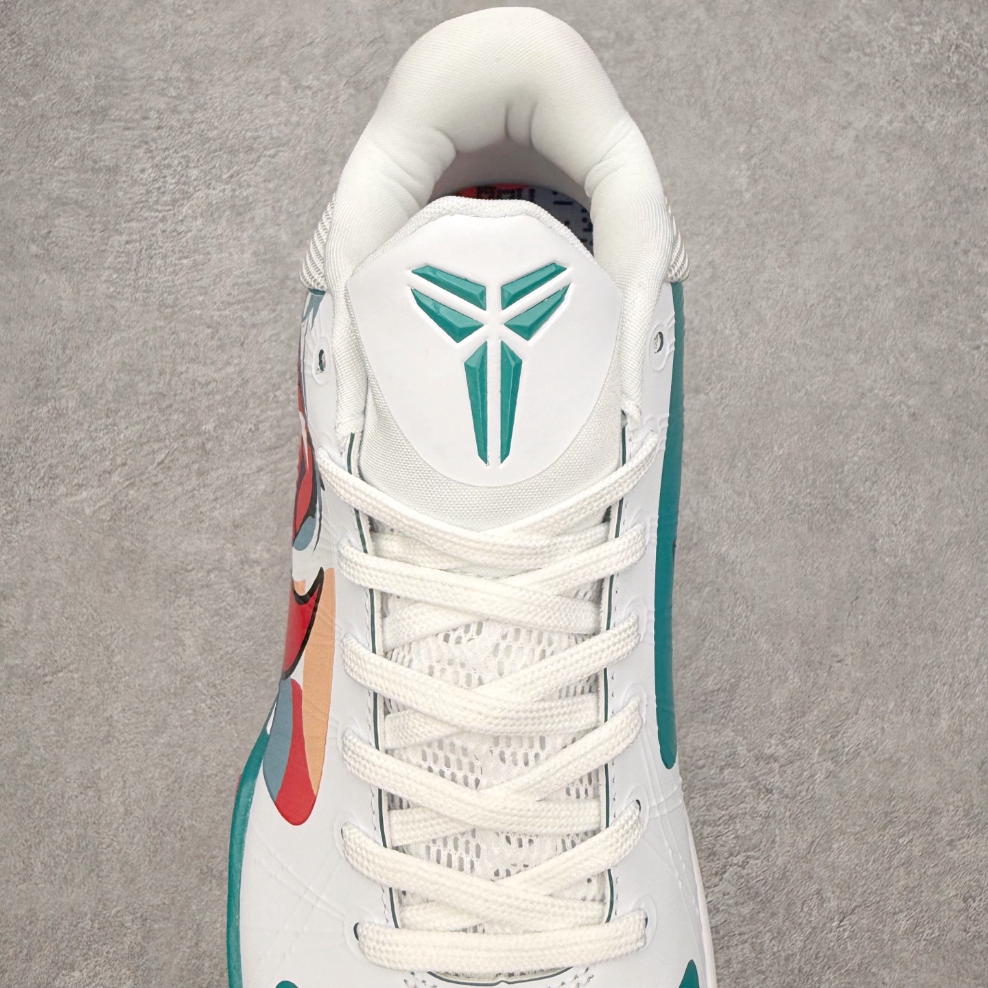 图片[5]-NK Zoom Kobe 5 Protro 科比五代实战篮球鞋 马年定制CYN配色 Eric Avar 这一次在设计中将轻盈发挥到了极致 鞋面采用了更加轻盈、更加强韧的创新的Flywire 2.0技术 球鞋重量更加轻质 重量仅为10.6盎司 内靴设计也使得穿着更加舒适 中底的配置则依日是可靠的zoom气垫和碳板的搭配 外底有个小细节令人十分喜欢 将纹路做成了心电图状 寓意科比对于篮球的喜爱 尺码：40 40.5 41 42 42.5 43 44 44.5 45 46-选品中心