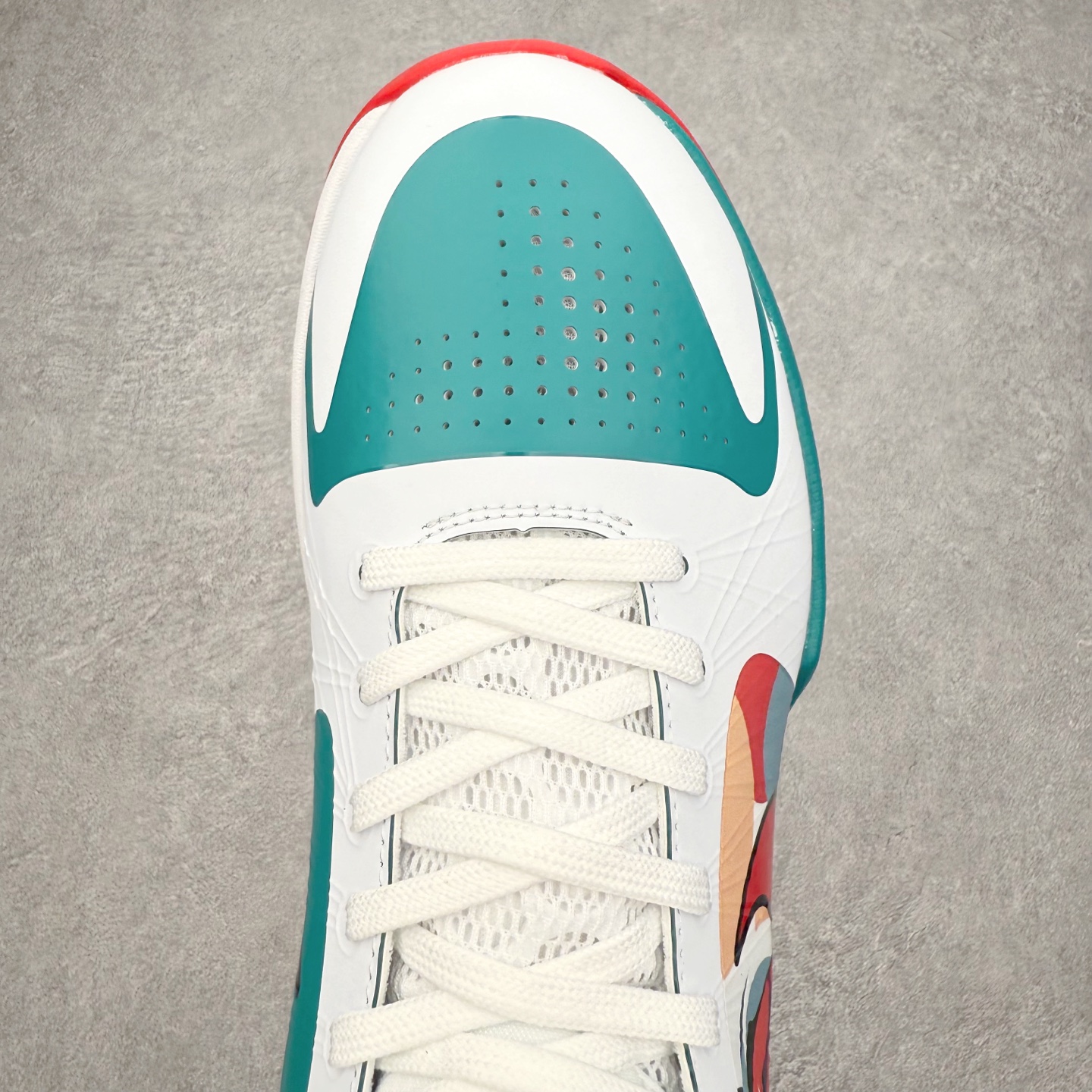 图片[4]-NK Zoom Kobe 5 Protro 科比五代实战篮球鞋 马年定制CYN配色 Eric Avar 这一次在设计中将轻盈发挥到了极致 鞋面采用了更加轻盈、更加强韧的创新的Flywire 2.0技术 球鞋重量更加轻质 重量仅为10.6盎司 内靴设计也使得穿着更加舒适 中底的配置则依日是可靠的zoom气垫和碳板的搭配 外底有个小细节令人十分喜欢 将纹路做成了心电图状 寓意科比对于篮球的喜爱 尺码：40 40.5 41 42 42.5 43 44 44.5 45 46-选品中心