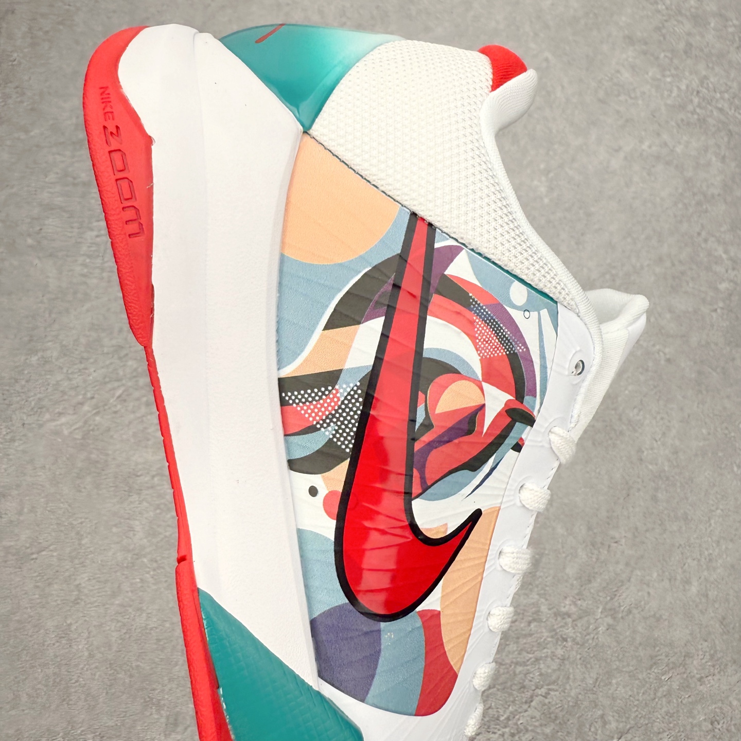 图片[6]-NK Zoom Kobe 5 Protro 科比五代实战篮球鞋 马年定制CYN配色 Eric Avar 这一次在设计中将轻盈发挥到了极致 鞋面采用了更加轻盈、更加强韧的创新的Flywire 2.0技术 球鞋重量更加轻质 重量仅为10.6盎司 内靴设计也使得穿着更加舒适 中底的配置则依日是可靠的zoom气垫和碳板的搭配 外底有个小细节令人十分喜欢 将纹路做成了心电图状 寓意科比对于篮球的喜爱 尺码：40 40.5 41 42 42.5 43 44 44.5 45 46-选品中心