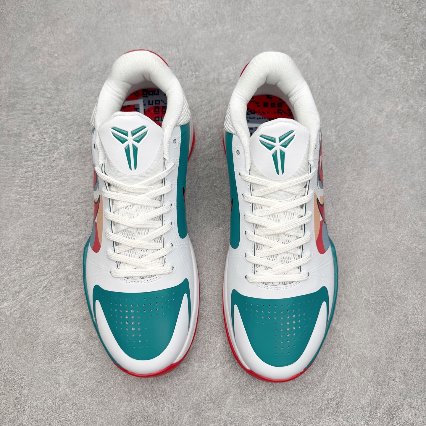 图片[2]-NK Zoom Kobe 5 Protro 科比五代实战篮球鞋 马年定制CYN配色 Eric Avar 这一次在设计中将轻盈发挥到了极致 鞋面采用了更加轻盈、更加强韧的创新的Flywire 2.0技术 球鞋重量更加轻质 重量仅为10.6盎司 内靴设计也使得穿着更加舒适 中底的配置则依日是可靠的zoom气垫和碳板的搭配 外底有个小细节令人十分喜欢 将纹路做成了心电图状 寓意科比对于篮球的喜爱 尺码：40 40.5 41 42 42.5 43 44 44.5 45 46-选品中心