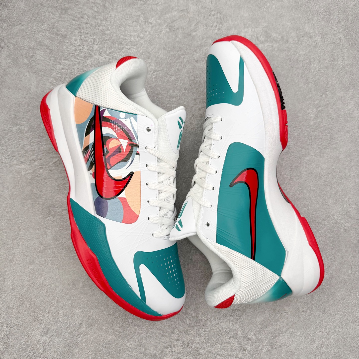 图片[3]-NK Zoom Kobe 5 Protro 科比五代实战篮球鞋 马年定制CYN配色 Eric Avar 这一次在设计中将轻盈发挥到了极致 鞋面采用了更加轻盈、更加强韧的创新的Flywire 2.0技术 球鞋重量更加轻质 重量仅为10.6盎司 内靴设计也使得穿着更加舒适 中底的配置则依日是可靠的zoom气垫和碳板的搭配 外底有个小细节令人十分喜欢 将纹路做成了心电图状 寓意科比对于篮球的喜爱 尺码：40 40.5 41 42 42.5 43 44 44.5 45 46-选品中心