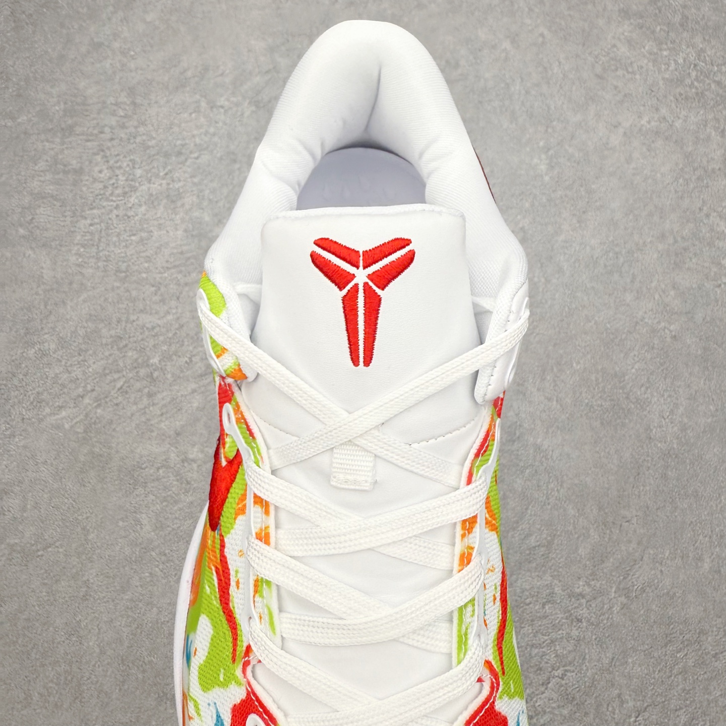 图片[5]-NK Zoom Kobe 8 Protro 科比八代实战篮球鞋 马年定制CYN配色 Eric Avar 这一次在设计中将轻盈发挥到了极致 鞋面采用了更加轻盈、更加强韧的创新的Flywire 2.0技术 球鞋重量更加轻质 重量仅为10.6盎司 内靴设计也使得穿着更加舒适 中底的配置则依日是可靠的zoom气垫和碳板的搭配 外底有个小细节令人十分喜欢 将纹路做成了心电图状 寓意科比对于篮球的喜爱 尺码：40 40.5 41 42 42.5 43 44 44.5 45 46-选品中心