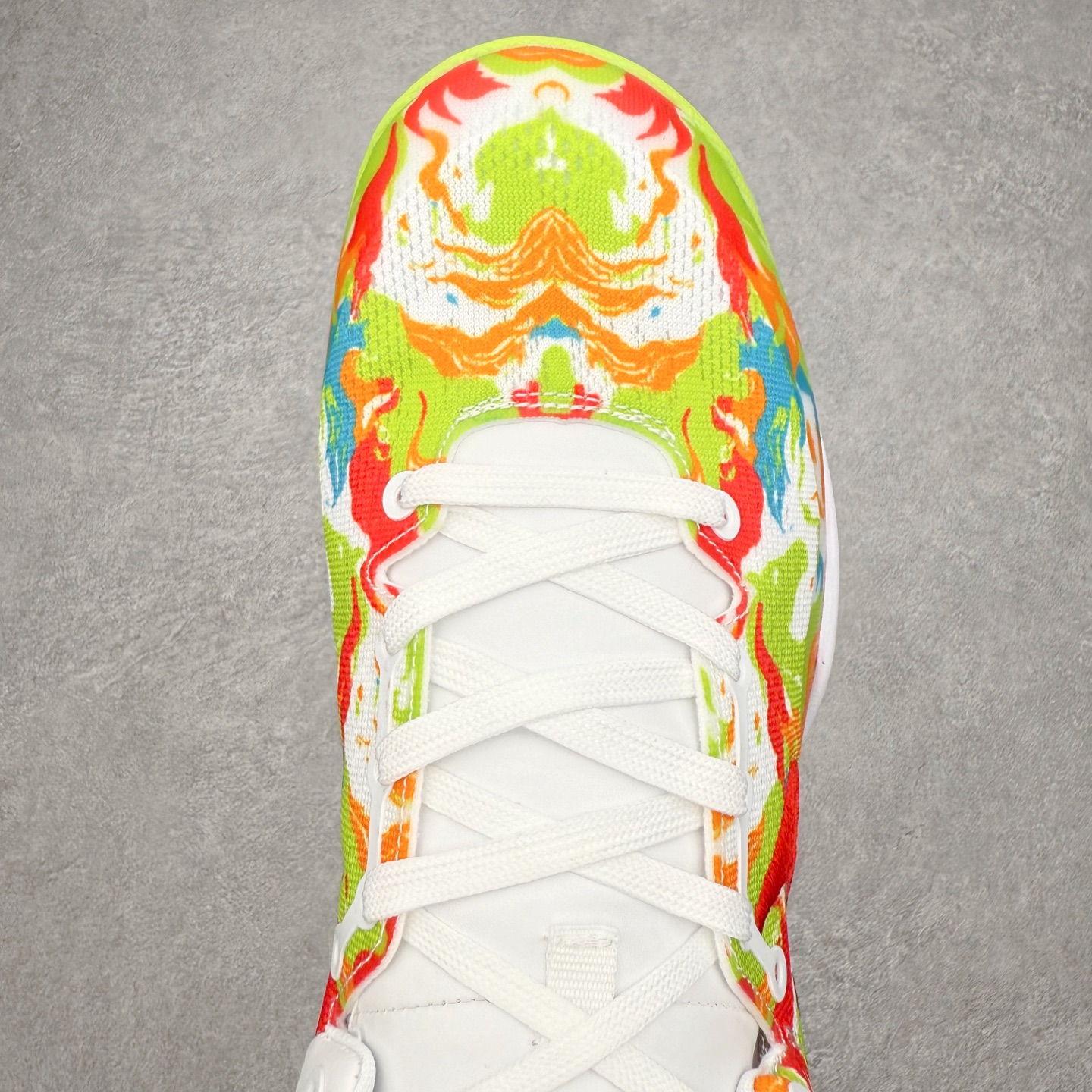 图片[4]-NK Zoom Kobe 8 Protro 科比八代实战篮球鞋 马年定制CYN配色 Eric Avar 这一次在设计中将轻盈发挥到了极致 鞋面采用了更加轻盈、更加强韧的创新的Flywire 2.0技术 球鞋重量更加轻质 重量仅为10.6盎司 内靴设计也使得穿着更加舒适 中底的配置则依日是可靠的zoom气垫和碳板的搭配 外底有个小细节令人十分喜欢 将纹路做成了心电图状 寓意科比对于篮球的喜爱 尺码：40 40.5 41 42 42.5 43 44 44.5 45 46-选品中心