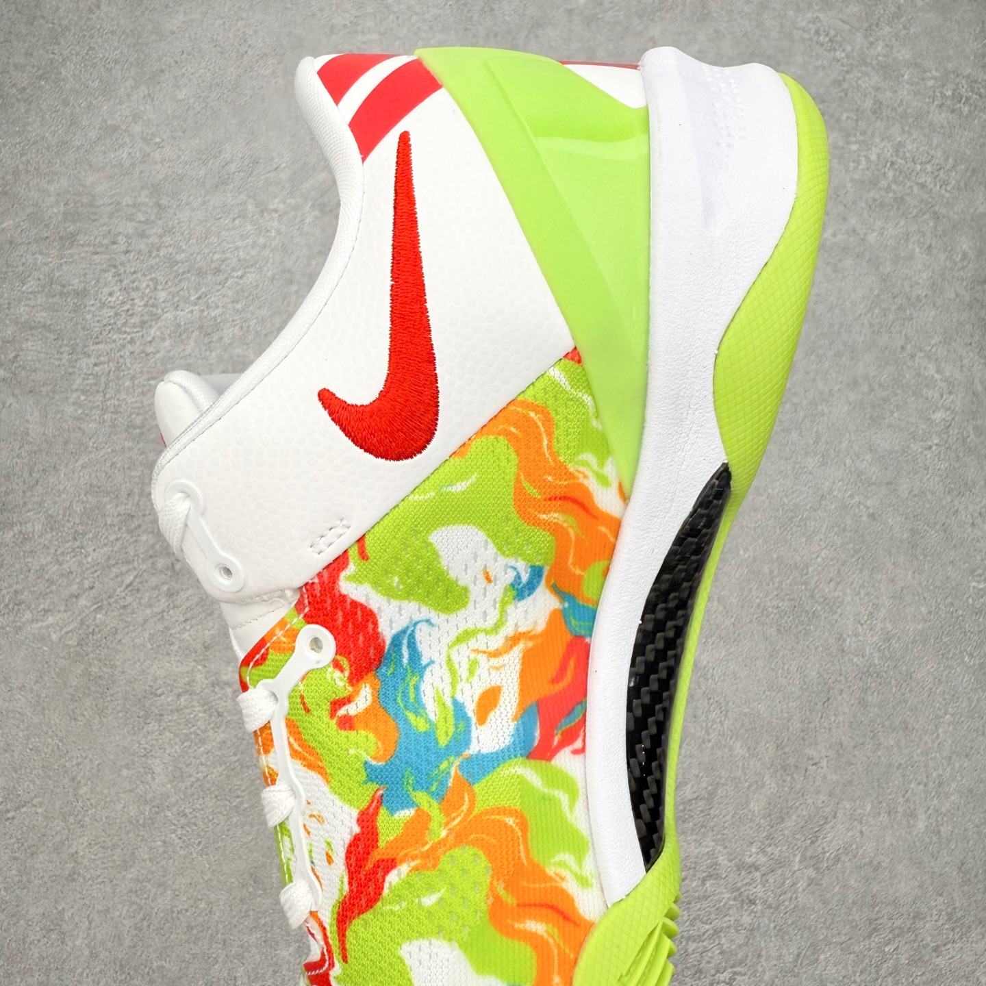 图片[7]-NK Zoom Kobe 8 Protro 科比八代实战篮球鞋 马年定制CYN配色 Eric Avar 这一次在设计中将轻盈发挥到了极致 鞋面采用了更加轻盈、更加强韧的创新的Flywire 2.0技术 球鞋重量更加轻质 重量仅为10.6盎司 内靴设计也使得穿着更加舒适 中底的配置则依日是可靠的zoom气垫和碳板的搭配 外底有个小细节令人十分喜欢 将纹路做成了心电图状 寓意科比对于篮球的喜爱 尺码：40 40.5 41 42 42.5 43 44 44.5 45 46-选品中心