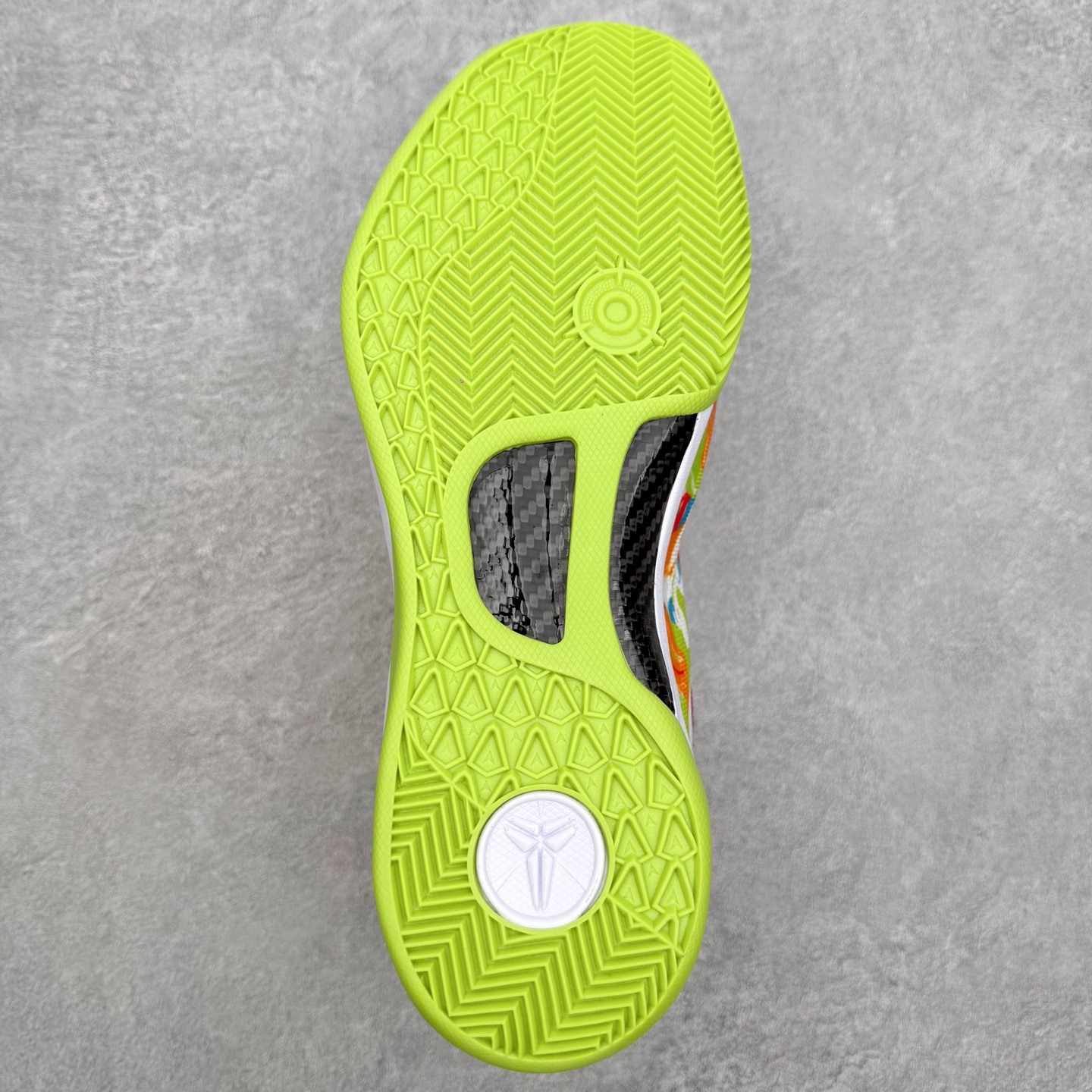 图片[9]-NK Zoom Kobe 8 Protro 科比八代实战篮球鞋 马年定制CYN配色 Eric Avar 这一次在设计中将轻盈发挥到了极致 鞋面采用了更加轻盈、更加强韧的创新的Flywire 2.0技术 球鞋重量更加轻质 重量仅为10.6盎司 内靴设计也使得穿着更加舒适 中底的配置则依日是可靠的zoom气垫和碳板的搭配 外底有个小细节令人十分喜欢 将纹路做成了心电图状 寓意科比对于篮球的喜爱 尺码：40 40.5 41 42 42.5 43 44 44.5 45 46-选品中心