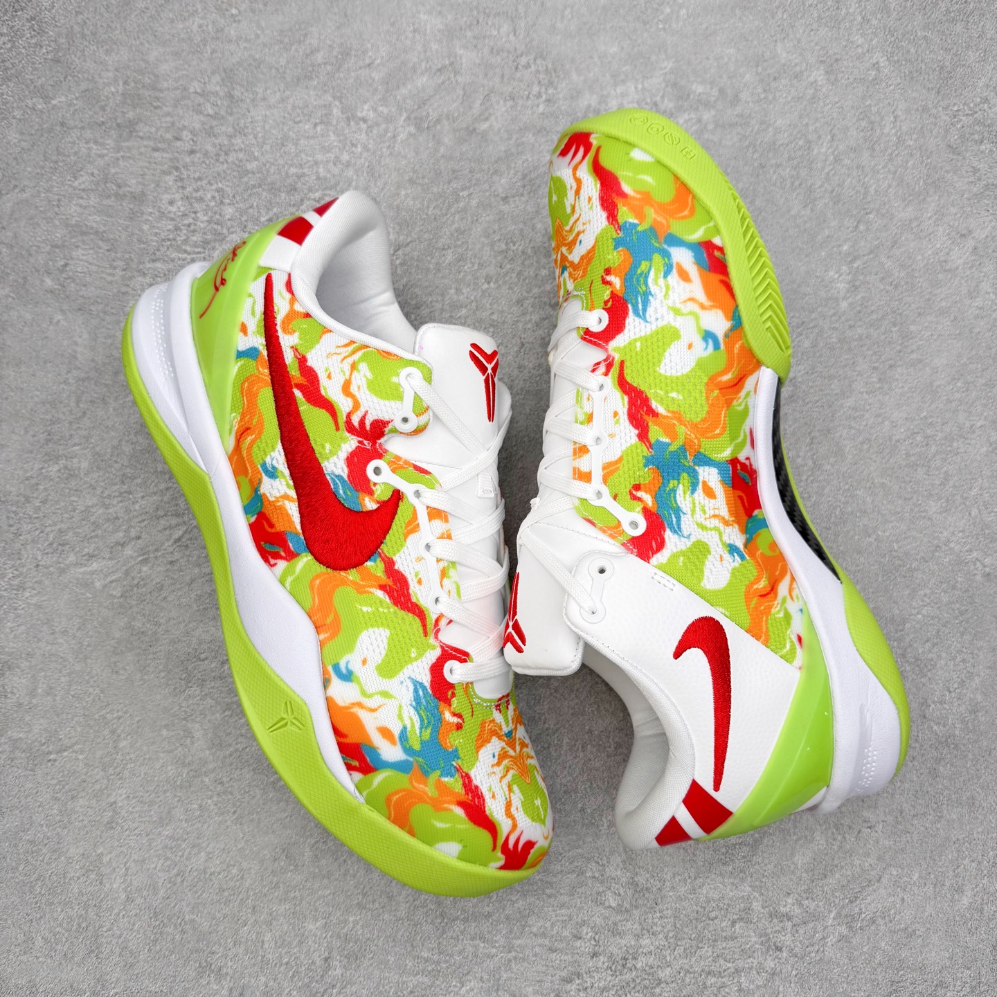 图片[3]-NK Zoom Kobe 8 Protro 科比八代实战篮球鞋 马年定制CYN配色 Eric Avar 这一次在设计中将轻盈发挥到了极致 鞋面采用了更加轻盈、更加强韧的创新的Flywire 2.0技术 球鞋重量更加轻质 重量仅为10.6盎司 内靴设计也使得穿着更加舒适 中底的配置则依日是可靠的zoom气垫和碳板的搭配 外底有个小细节令人十分喜欢 将纹路做成了心电图状 寓意科比对于篮球的喜爱 尺码：40 40.5 41 42 42.5 43 44 44.5 45 46-选品中心