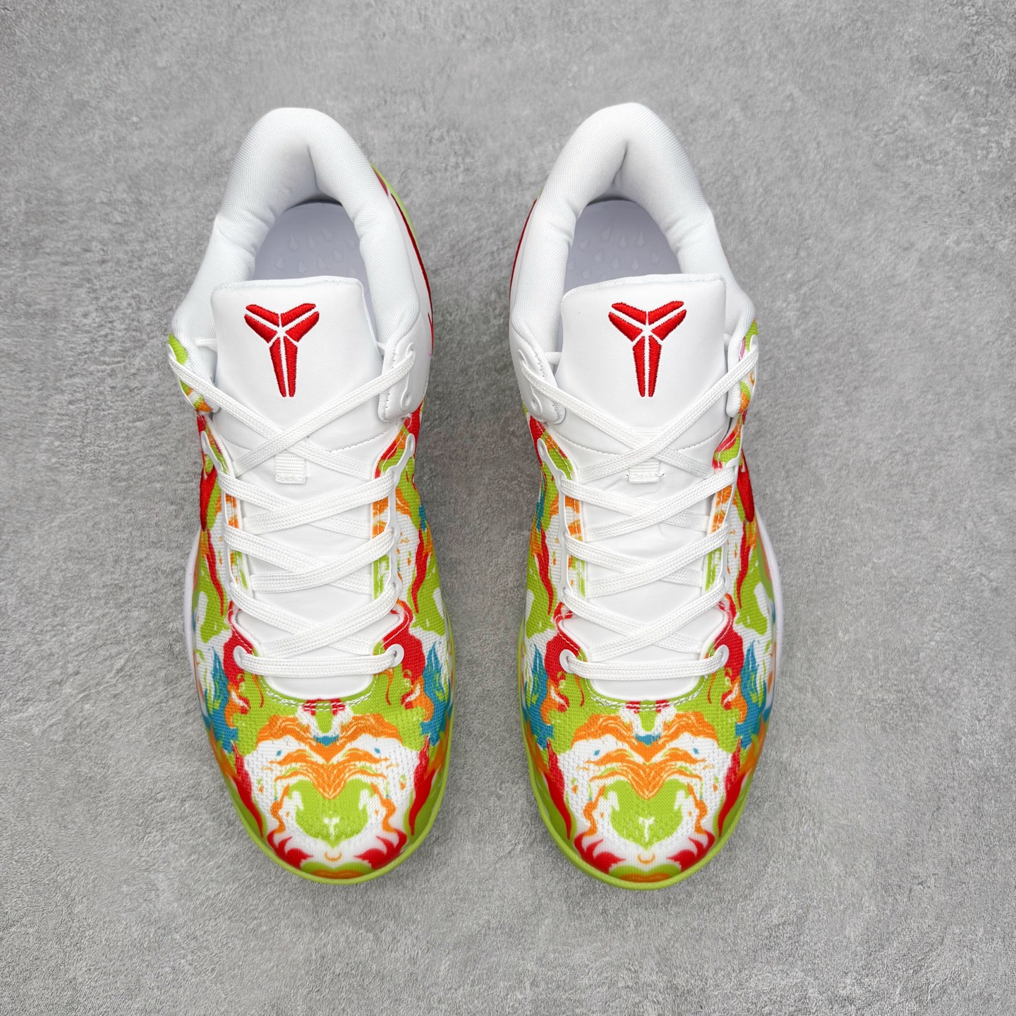 图片[2]-NK Zoom Kobe 8 Protro 科比八代实战篮球鞋 马年定制CYN配色 Eric Avar 这一次在设计中将轻盈发挥到了极致 鞋面采用了更加轻盈、更加强韧的创新的Flywire 2.0技术 球鞋重量更加轻质 重量仅为10.6盎司 内靴设计也使得穿着更加舒适 中底的配置则依日是可靠的zoom气垫和碳板的搭配 外底有个小细节令人十分喜欢 将纹路做成了心电图状 寓意科比对于篮球的喜爱 尺码：40 40.5 41 42 42.5 43 44 44.5 45 46-选品中心