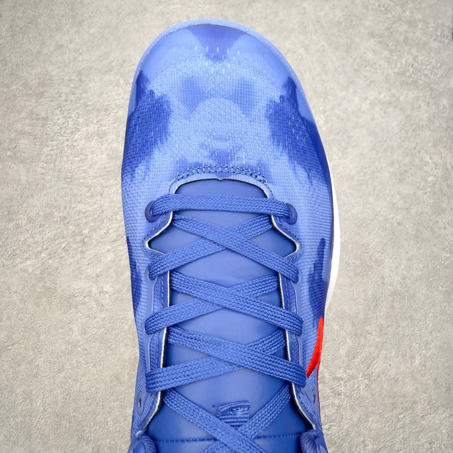 图片[4]-NK Zoom Kobe 8 Protro 科比八代实战篮球鞋 马年定制CYN配色 Eric Avar 这一次在设计中将轻盈发挥到了极致 鞋面采用了更加轻盈、更加强韧的创新的Flywire 2.0技术 球鞋重量更加轻质 重量仅为10.6盎司 内靴设计也使得穿着更加舒适 中底的配置则依日是可靠的zoom气垫和碳板的搭配 外底有个小细节令人十分喜欢 将纹路做成了心电图状 寓意科比对于篮球的喜爱 尺码：40 40.5 41 42 42.5 43 44 44.5 45 46-选品中心