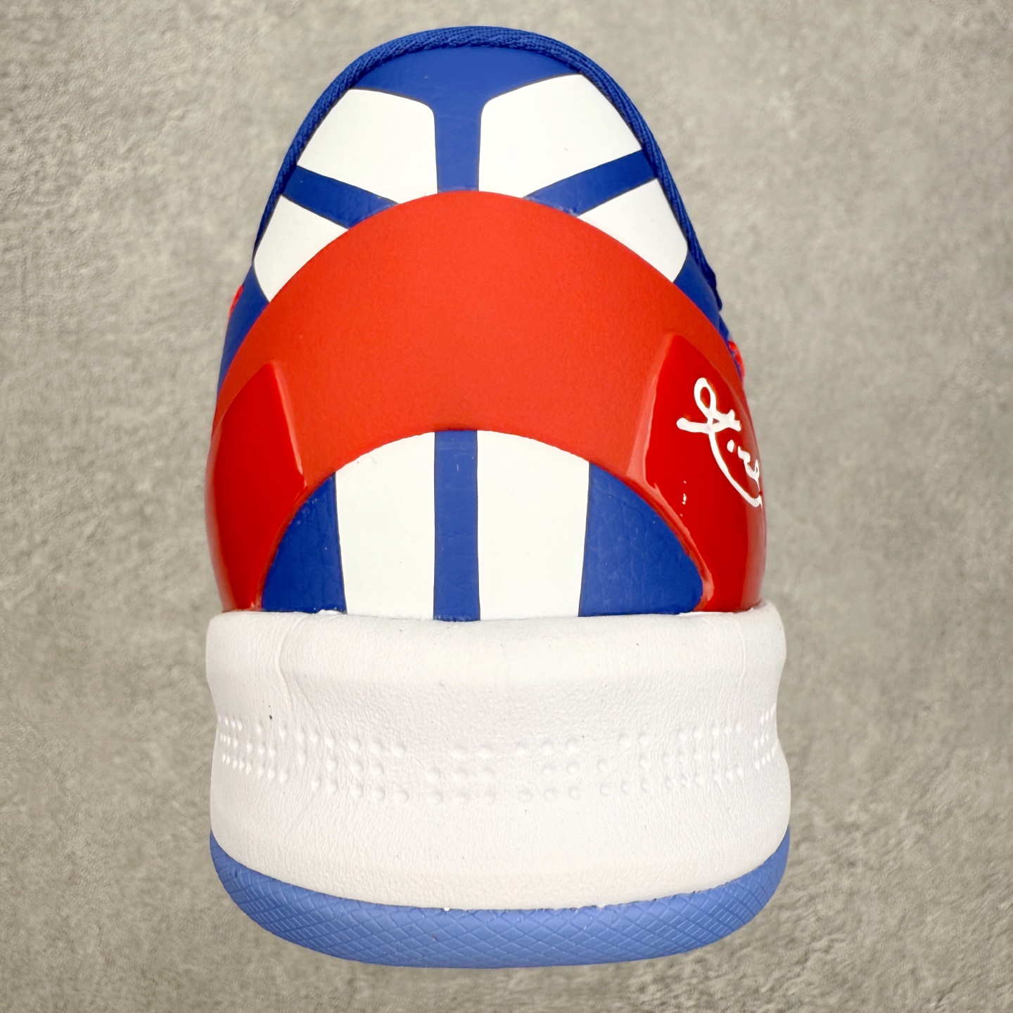 图片[8]-NK Zoom Kobe 8 Protro 科比八代实战篮球鞋 马年定制CYN配色 Eric Avar 这一次在设计中将轻盈发挥到了极致 鞋面采用了更加轻盈、更加强韧的创新的Flywire 2.0技术 球鞋重量更加轻质 重量仅为10.6盎司 内靴设计也使得穿着更加舒适 中底的配置则依日是可靠的zoom气垫和碳板的搭配 外底有个小细节令人十分喜欢 将纹路做成了心电图状 寓意科比对于篮球的喜爱 尺码：40 40.5 41 42 42.5 43 44 44.5 45 46-选品中心