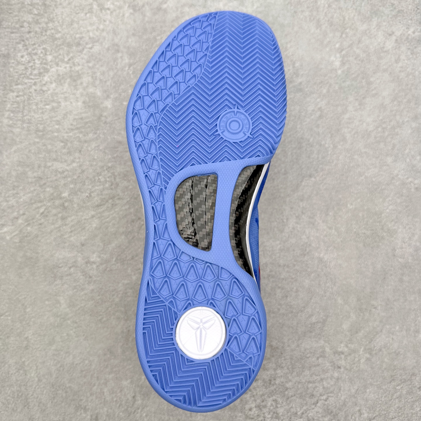 图片[9]-NK Zoom Kobe 8 Protro 科比八代实战篮球鞋 马年定制CYN配色 Eric Avar 这一次在设计中将轻盈发挥到了极致 鞋面采用了更加轻盈、更加强韧的创新的Flywire 2.0技术 球鞋重量更加轻质 重量仅为10.6盎司 内靴设计也使得穿着更加舒适 中底的配置则依日是可靠的zoom气垫和碳板的搭配 外底有个小细节令人十分喜欢 将纹路做成了心电图状 寓意科比对于篮球的喜爱 尺码：40 40.5 41 42 42.5 43 44 44.5 45 46-选品中心