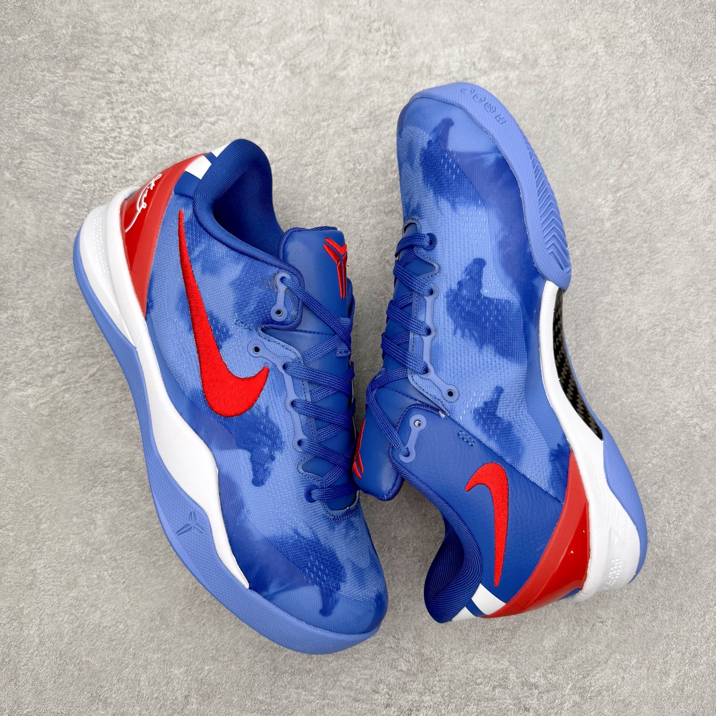 图片[3]-NK Zoom Kobe 8 Protro 科比八代实战篮球鞋 马年定制CYN配色 Eric Avar 这一次在设计中将轻盈发挥到了极致 鞋面采用了更加轻盈、更加强韧的创新的Flywire 2.0技术 球鞋重量更加轻质 重量仅为10.6盎司 内靴设计也使得穿着更加舒适 中底的配置则依日是可靠的zoom气垫和碳板的搭配 外底有个小细节令人十分喜欢 将纹路做成了心电图状 寓意科比对于篮球的喜爱 尺码：40 40.5 41 42 42.5 43 44 44.5 45 46-选品中心