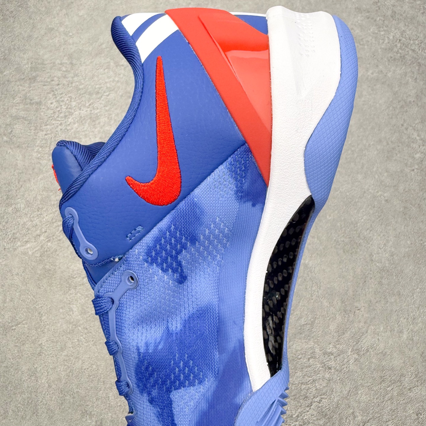 图片[7]-NK Zoom Kobe 8 Protro 科比八代实战篮球鞋 马年定制CYN配色 Eric Avar 这一次在设计中将轻盈发挥到了极致 鞋面采用了更加轻盈、更加强韧的创新的Flywire 2.0技术 球鞋重量更加轻质 重量仅为10.6盎司 内靴设计也使得穿着更加舒适 中底的配置则依日是可靠的zoom气垫和碳板的搭配 外底有个小细节令人十分喜欢 将纹路做成了心电图状 寓意科比对于篮球的喜爱 尺码：40 40.5 41 42 42.5 43 44 44.5 45 46-选品中心