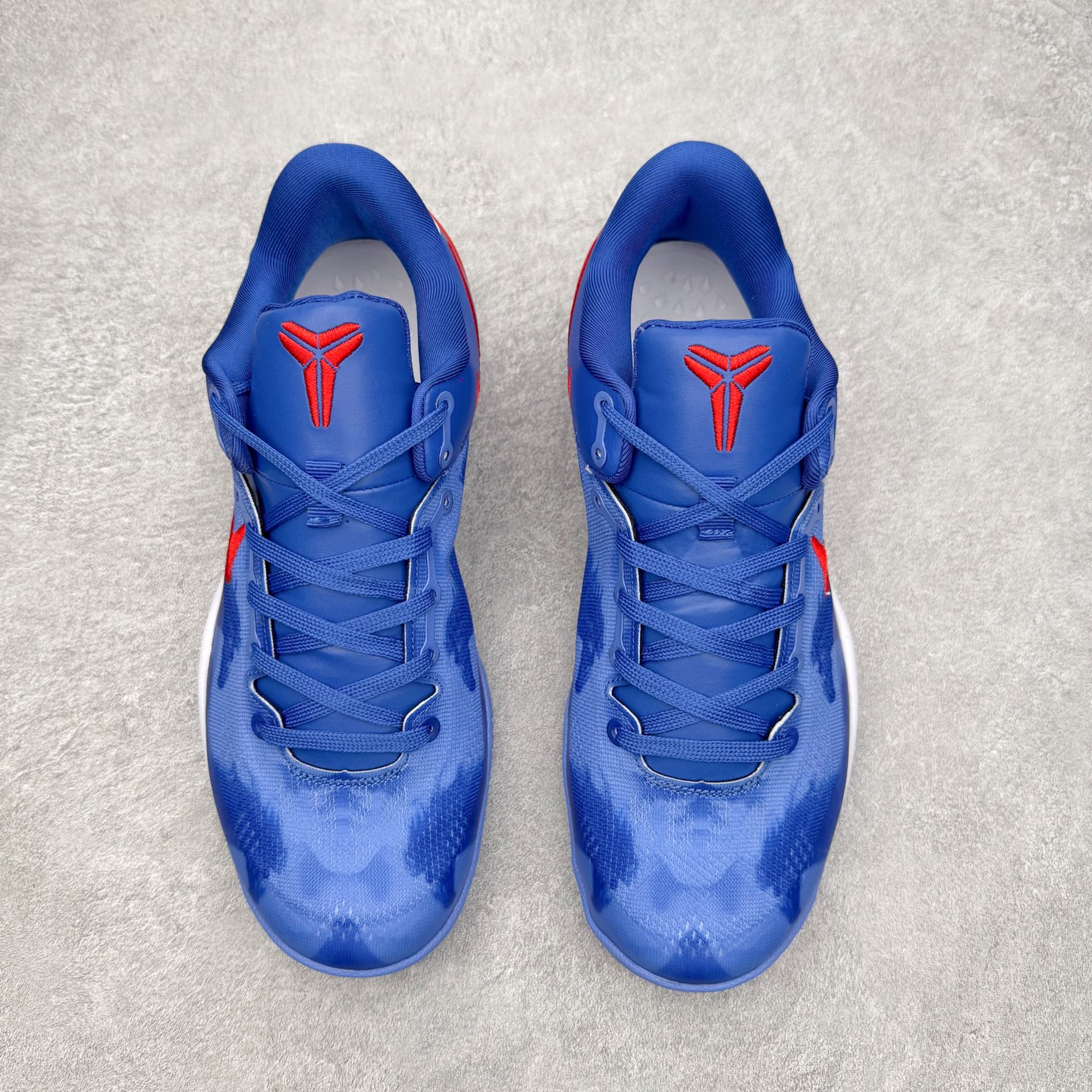 图片[2]-NK Zoom Kobe 8 Protro 科比八代实战篮球鞋 马年定制CYN配色 Eric Avar 这一次在设计中将轻盈发挥到了极致 鞋面采用了更加轻盈、更加强韧的创新的Flywire 2.0技术 球鞋重量更加轻质 重量仅为10.6盎司 内靴设计也使得穿着更加舒适 中底的配置则依日是可靠的zoom气垫和碳板的搭配 外底有个小细节令人十分喜欢 将纹路做成了心电图状 寓意科比对于篮球的喜爱 尺码：40 40.5 41 42 42.5 43 44 44.5 45 46-选品中心