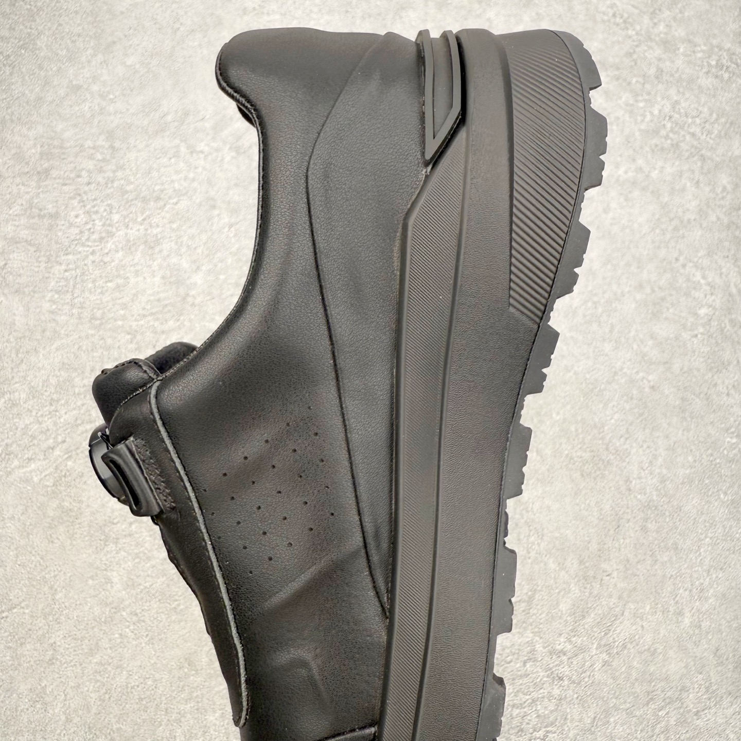 图片[7]-＃K版 迪桑特DESCENTE Dualis 百搭 低帮 生活休闲鞋 男女同款 DESCENTE（迪桑特）创立于1935年，品牌名取自法语词汇，意为“滑降”。品牌箭头标识代表滑雪的三种技术“高速直线滑行”、“穿越”和“侧滑”，也寓意品牌在打造高端专业运动产品中不断追求完美的创新精神，致力于成为中国高端专业滑雪、综训、女子、铁人三项、高尔夫的第一品牌。实拍调校N版已经零色差零失真 百分百还原实物色彩所见即所得 不存在货不对板色差等低级问题 选购参考实物拍摄 不混卖不参货 只用心做好货严格选品 承诺混一赔十 尺码：36 36.5 37.5 38 38.5 39 40 40.5 41 42 42.5 43 44 44.5 45-选品中心