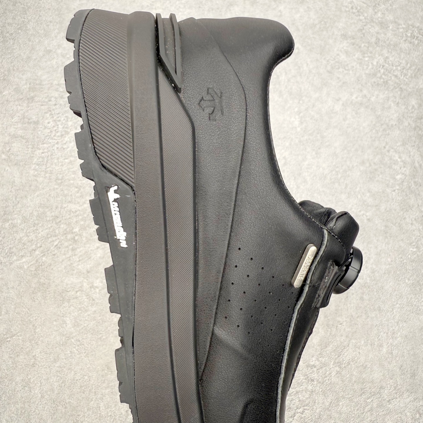 图片[6]-＃K版 迪桑特DESCENTE Dualis 百搭 低帮 生活休闲鞋 男女同款 DESCENTE（迪桑特）创立于1935年，品牌名取自法语词汇，意为“滑降”。品牌箭头标识代表滑雪的三种技术“高速直线滑行”、“穿越”和“侧滑”，也寓意品牌在打造高端专业运动产品中不断追求完美的创新精神，致力于成为中国高端专业滑雪、综训、女子、铁人三项、高尔夫的第一品牌。实拍调校N版已经零色差零失真 百分百还原实物色彩所见即所得 不存在货不对板色差等低级问题 选购参考实物拍摄 不混卖不参货 只用心做好货严格选品 承诺混一赔十 尺码：36 36.5 37.5 38 38.5 39 40 40.5 41 42 42.5 43 44 44.5 45-选品中心