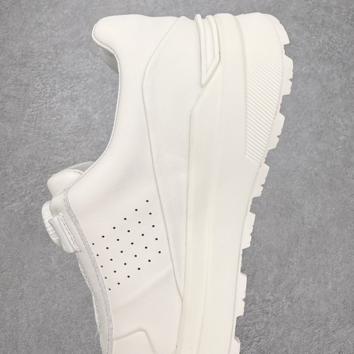 图片[7]-＃K版 迪桑特DESCENTE Dualis 百搭 低帮 生活休闲鞋 男女同款 DESCENTE（迪桑特）创立于1935年，品牌名取自法语词汇，意为“滑降”。品牌箭头标识代表滑雪的三种技术“高速直线滑行”、“穿越”和“侧滑”，也寓意品牌在打造高端专业运动产品中不断追求完美的创新精神，致力于成为中国高端专业滑雪、综训、女子、铁人三项、高尔夫的第一品牌。实拍调校N版已经零色差零失真 百分百还原实物色彩所见即所得 不存在货不对板色差等低级问题 选购参考实物拍摄 不混卖不参货 只用心做好货严格选品 承诺混一赔十 尺码：36 36.5 37.5 38 38.5 39 40 40.5 41 42 42.5 43 44 44.5 45-选品中心