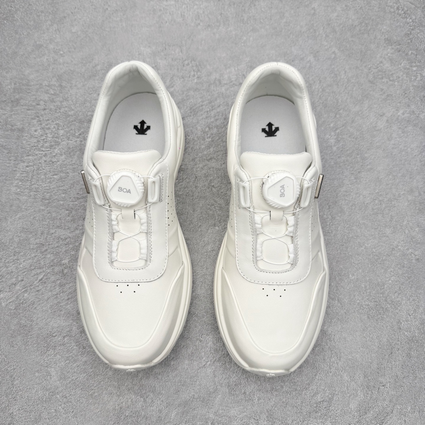 图片[2]-＃K版 迪桑特DESCENTE Dualis 百搭 低帮 生活休闲鞋 男女同款 DESCENTE（迪桑特）创立于1935年，品牌名取自法语词汇，意为“滑降”。品牌箭头标识代表滑雪的三种技术“高速直线滑行”、“穿越”和“侧滑”，也寓意品牌在打造高端专业运动产品中不断追求完美的创新精神，致力于成为中国高端专业滑雪、综训、女子、铁人三项、高尔夫的第一品牌。实拍调校N版已经零色差零失真 百分百还原实物色彩所见即所得 不存在货不对板色差等低级问题 选购参考实物拍摄 不混卖不参货 只用心做好货严格选品 承诺混一赔十 尺码：36 36.5 37.5 38 38.5 39 40 40.5 41 42 42.5 43 44 44.5 45-选品中心