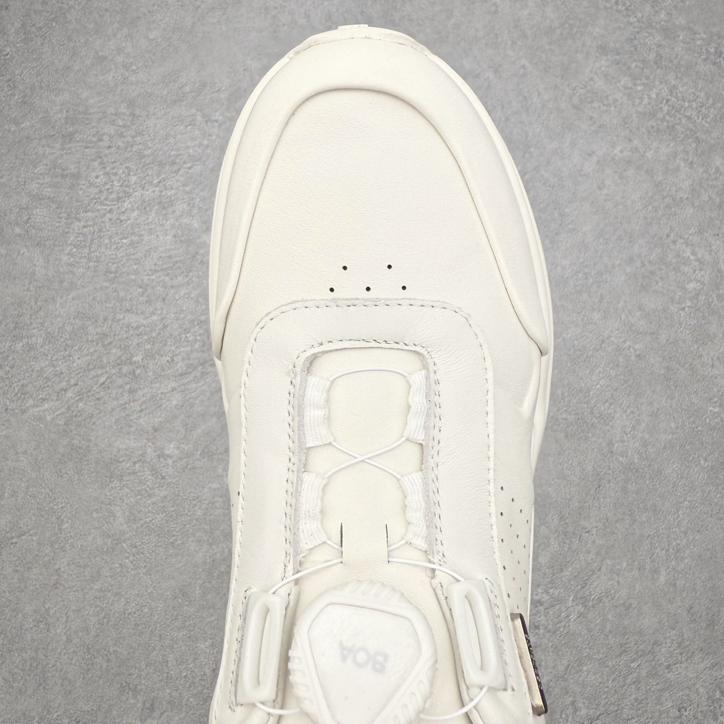 图片[4]-＃K版 迪桑特DESCENTE Dualis 百搭 低帮 生活休闲鞋 男女同款 DESCENTE（迪桑特）创立于1935年，品牌名取自法语词汇，意为“滑降”。品牌箭头标识代表滑雪的三种技术“高速直线滑行”、“穿越”和“侧滑”，也寓意品牌在打造高端专业运动产品中不断追求完美的创新精神，致力于成为中国高端专业滑雪、综训、女子、铁人三项、高尔夫的第一品牌。实拍调校N版已经零色差零失真 百分百还原实物色彩所见即所得 不存在货不对板色差等低级问题 选购参考实物拍摄 不混卖不参货 只用心做好货严格选品 承诺混一赔十 尺码：36 36.5 37.5 38 38.5 39 40 40.5 41 42 42.5 43 44 44.5 45-选品中心