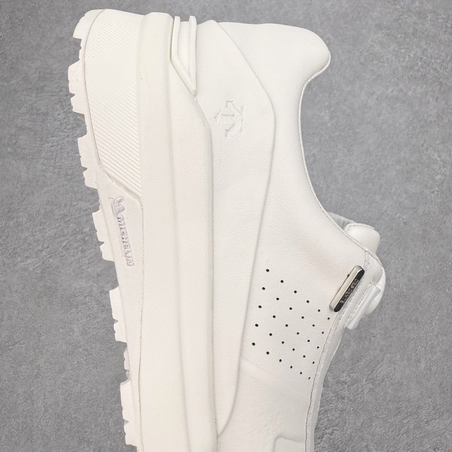 图片[6]-＃K版 迪桑特DESCENTE Dualis 百搭 低帮 生活休闲鞋 男女同款 DESCENTE（迪桑特）创立于1935年，品牌名取自法语词汇，意为“滑降”。品牌箭头标识代表滑雪的三种技术“高速直线滑行”、“穿越”和“侧滑”，也寓意品牌在打造高端专业运动产品中不断追求完美的创新精神，致力于成为中国高端专业滑雪、综训、女子、铁人三项、高尔夫的第一品牌。实拍调校N版已经零色差零失真 百分百还原实物色彩所见即所得 不存在货不对板色差等低级问题 选购参考实物拍摄 不混卖不参货 只用心做好货严格选品 承诺混一赔十 尺码：36 36.5 37.5 38 38.5 39 40 40.5 41 42 42.5 43 44 44.5 45-选品中心