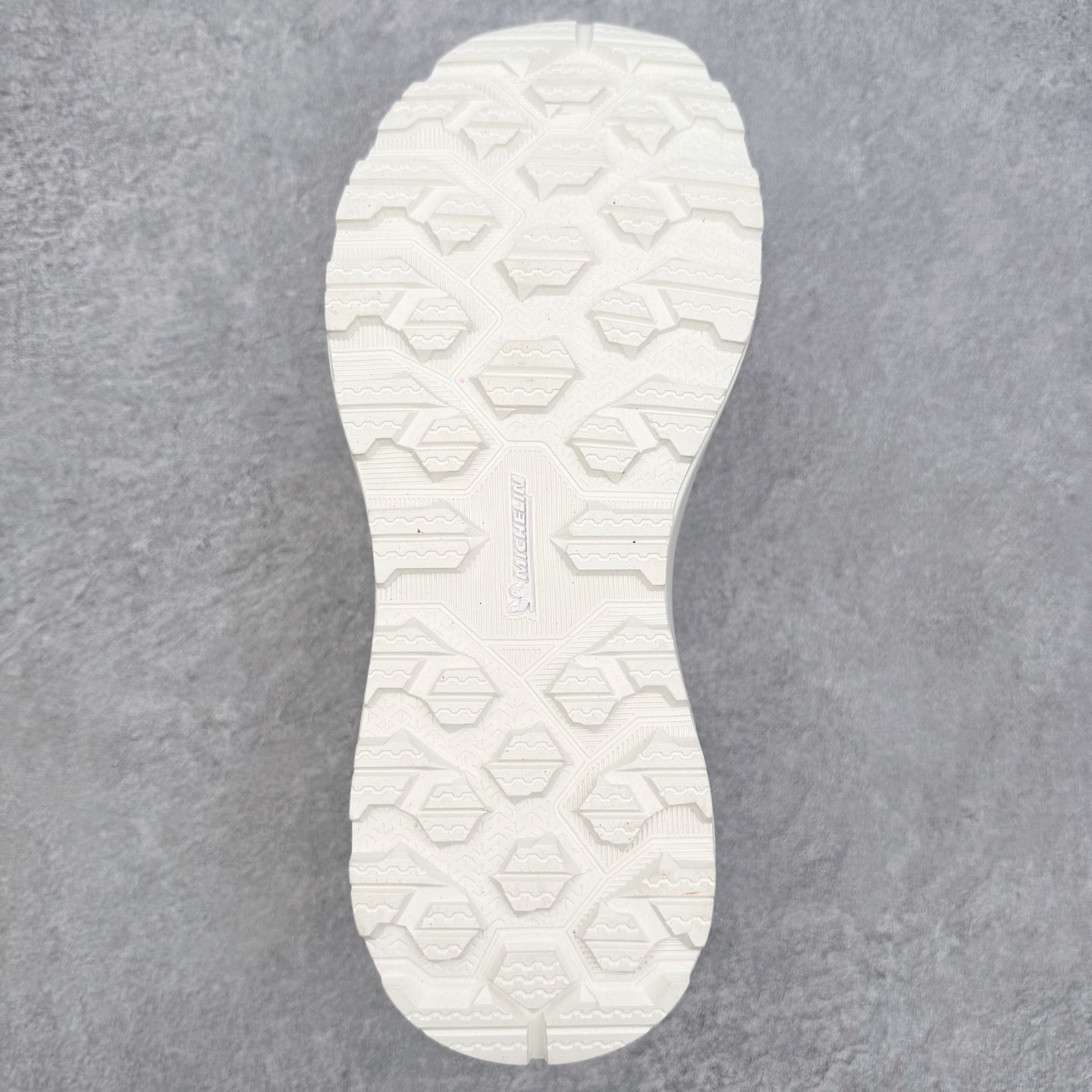 图片[9]-＃K版 迪桑特DESCENTE Dualis 百搭 低帮 生活休闲鞋 男女同款 DESCENTE（迪桑特）创立于1935年，品牌名取自法语词汇，意为“滑降”。品牌箭头标识代表滑雪的三种技术“高速直线滑行”、“穿越”和“侧滑”，也寓意品牌在打造高端专业运动产品中不断追求完美的创新精神，致力于成为中国高端专业滑雪、综训、女子、铁人三项、高尔夫的第一品牌。实拍调校N版已经零色差零失真 百分百还原实物色彩所见即所得 不存在货不对板色差等低级问题 选购参考实物拍摄 不混卖不参货 只用心做好货严格选品 承诺混一赔十 尺码：36 36.5 37.5 38 38.5 39 40 40.5 41 42 42.5 43 44 44.5 45-选品中心