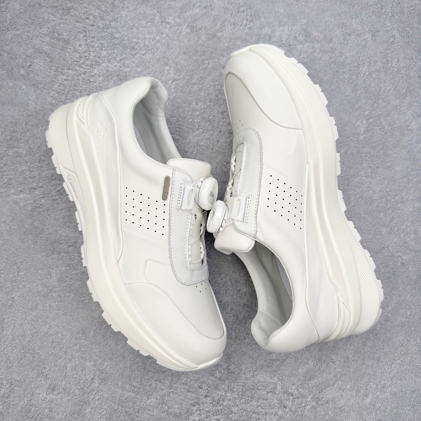 图片[3]-＃K版 迪桑特DESCENTE Dualis 百搭 低帮 生活休闲鞋 男女同款 DESCENTE（迪桑特）创立于1935年，品牌名取自法语词汇，意为“滑降”。品牌箭头标识代表滑雪的三种技术“高速直线滑行”、“穿越”和“侧滑”，也寓意品牌在打造高端专业运动产品中不断追求完美的创新精神，致力于成为中国高端专业滑雪、综训、女子、铁人三项、高尔夫的第一品牌。实拍调校N版已经零色差零失真 百分百还原实物色彩所见即所得 不存在货不对板色差等低级问题 选购参考实物拍摄 不混卖不参货 只用心做好货严格选品 承诺混一赔十 尺码：36 36.5 37.5 38 38.5 39 40 40.5 41 42 42.5 43 44 44.5 45-选品中心