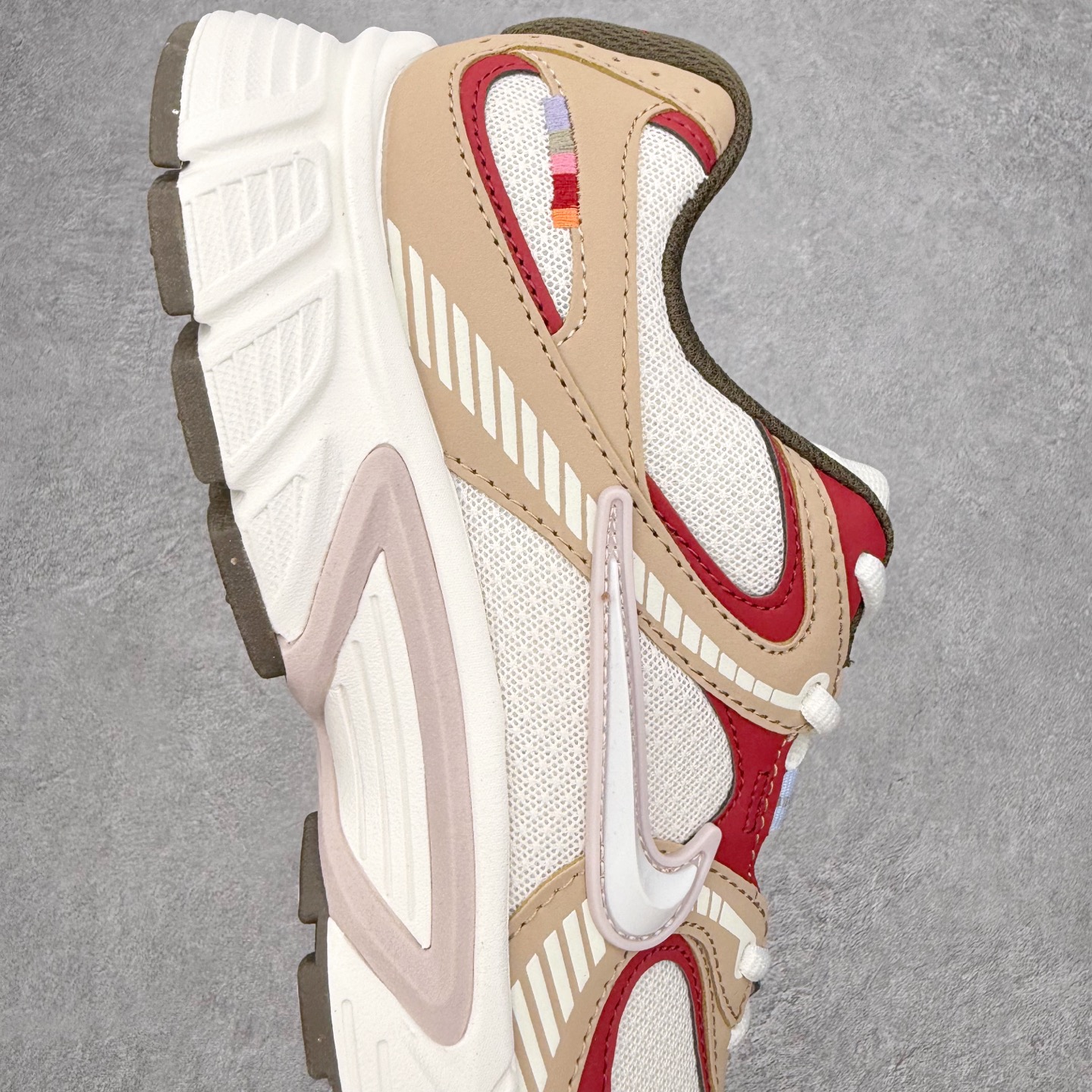 图片[6]-NK V5 RNR 舒适百搭防滑耐磨低帮跑步鞋 IQ1151-001 舒适有型适合日常穿着 该鞋款延续千禧年经典设计搭载泡绵中底 厚实而轻盈匠心细节巧搭立体耐克勾标志焕新演绎复古跑鞋 鞋款从千禧年美学汲取灵感 混搭多种材质突显层次感立体感和传统跑步风范 尺码：36 36.5 37.5 38 38.5 39 40 40.5 41 42 42.5 43 44 44.5 45-选品中心