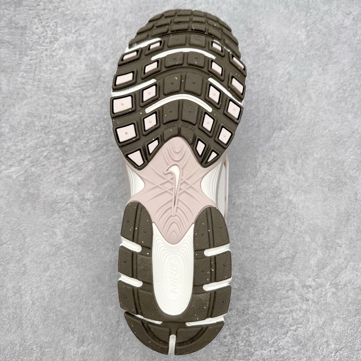 图片[9]-NK V5 RNR 舒适百搭防滑耐磨低帮跑步鞋 IQ1151-001 舒适有型适合日常穿着 该鞋款延续千禧年经典设计搭载泡绵中底 厚实而轻盈匠心细节巧搭立体耐克勾标志焕新演绎复古跑鞋 鞋款从千禧年美学汲取灵感 混搭多种材质突显层次感立体感和传统跑步风范 尺码：36 36.5 37.5 38 38.5 39 40 40.5 41 42 42.5 43 44 44.5 45-选品中心