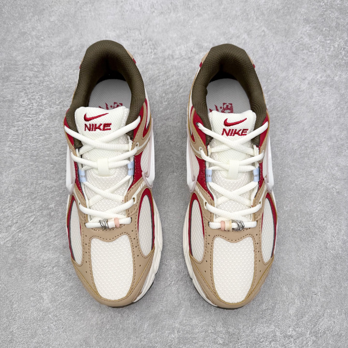 图片[2]-NK V5 RNR 舒适百搭防滑耐磨低帮跑步鞋 IQ1151-001 舒适有型适合日常穿着 该鞋款延续千禧年经典设计搭载泡绵中底 厚实而轻盈匠心细节巧搭立体耐克勾标志焕新演绎复古跑鞋 鞋款从千禧年美学汲取灵感 混搭多种材质突显层次感立体感和传统跑步风范 尺码：36 36.5 37.5 38 38.5 39 40 40.5 41 42 42.5 43 44 44.5 45-选品中心