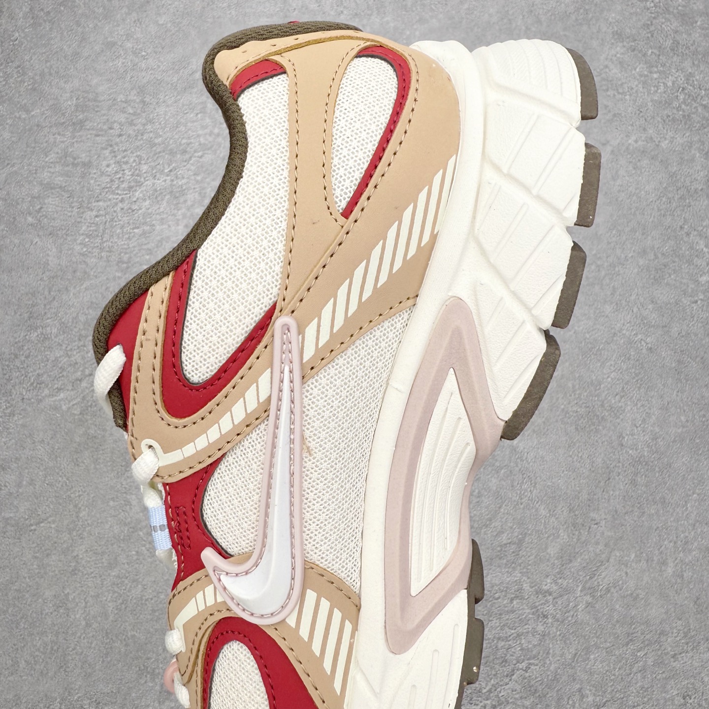 图片[7]-NK V5 RNR 舒适百搭防滑耐磨低帮跑步鞋 IQ1151-001 舒适有型适合日常穿着 该鞋款延续千禧年经典设计搭载泡绵中底 厚实而轻盈匠心细节巧搭立体耐克勾标志焕新演绎复古跑鞋 鞋款从千禧年美学汲取灵感 混搭多种材质突显层次感立体感和传统跑步风范 尺码：36 36.5 37.5 38 38.5 39 40 40.5 41 42 42.5 43 44 44.5 45-选品中心