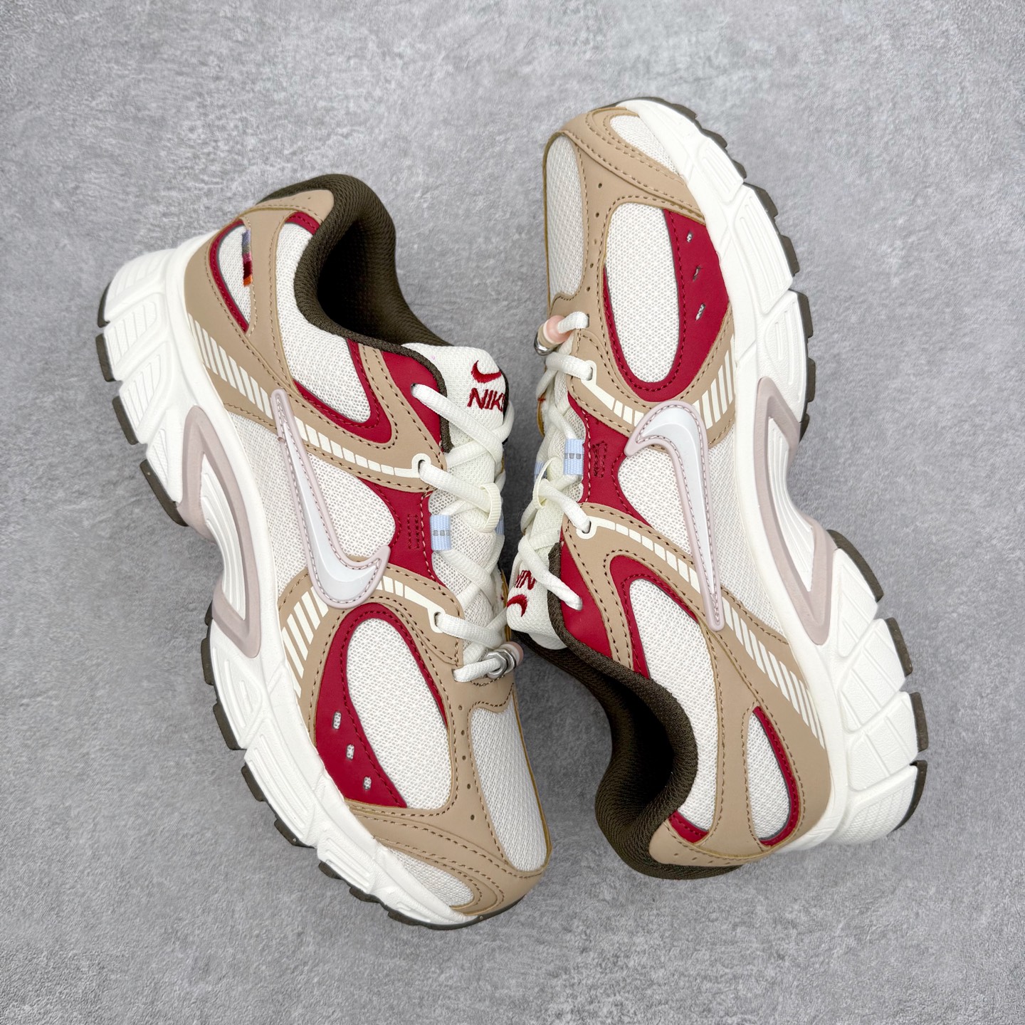 图片[3]-NK V5 RNR 舒适百搭防滑耐磨低帮跑步鞋 IQ1151-001 舒适有型适合日常穿着 该鞋款延续千禧年经典设计搭载泡绵中底 厚实而轻盈匠心细节巧搭立体耐克勾标志焕新演绎复古跑鞋 鞋款从千禧年美学汲取灵感 混搭多种材质突显层次感立体感和传统跑步风范 尺码：36 36.5 37.5 38 38.5 39 40 40.5 41 42 42.5 43 44 44.5 45-选品中心